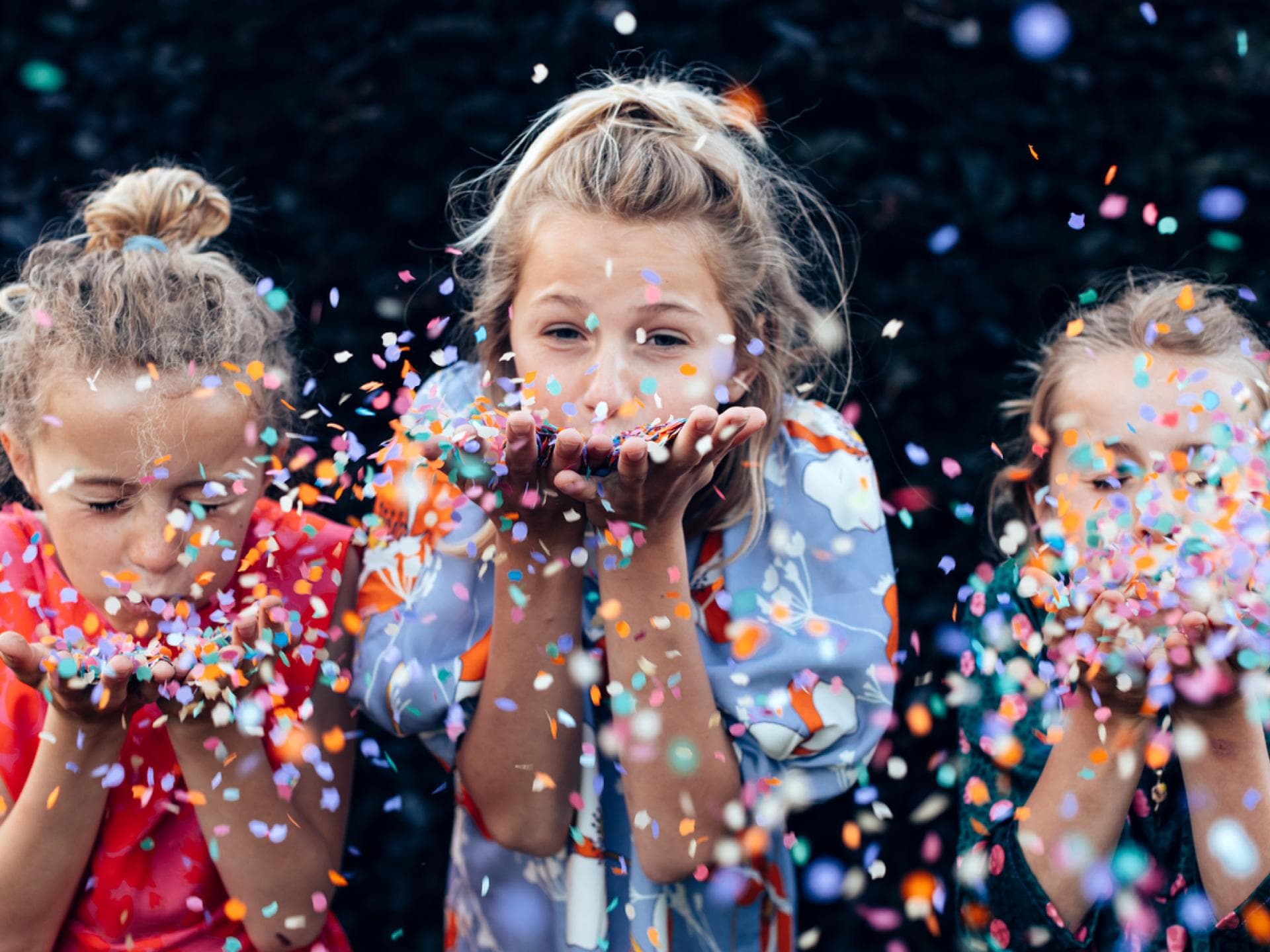 Kinder haben Spaß auf dem Kindergeburtstag – und an den tollen Spielideen. Kinder haben Spaß auf dem Kindergeburtstag – und an den tollen Spielideen.