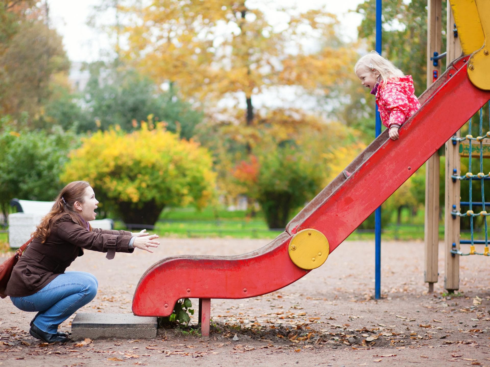 Mutter und Tochter auf dem Spielplatz.