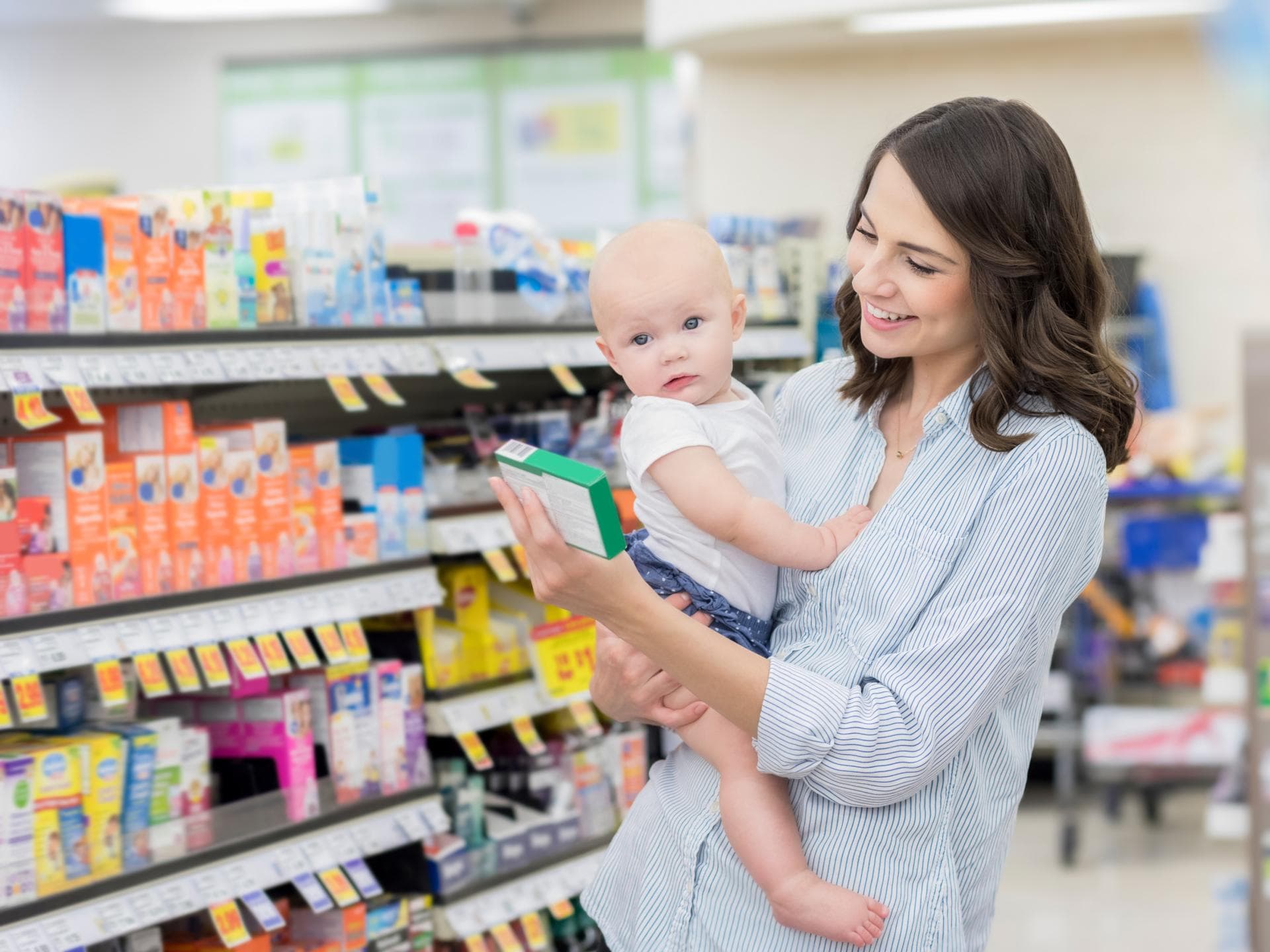 Mütter entwickeln eine erstaunliche Faszination für Drogeriemärkte. Mutter mit Baby in der Drogerie.