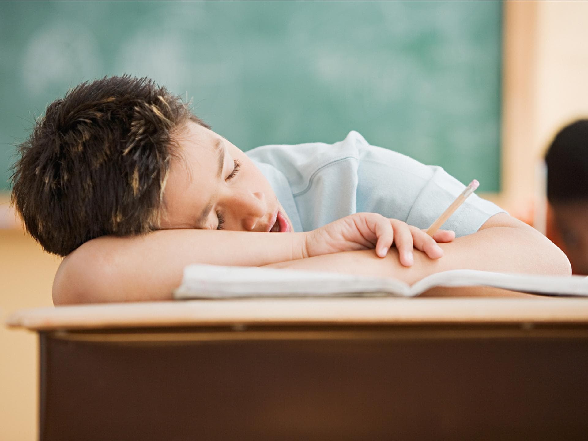 Müder Junge in der Schule. Müder Junge in der Schule.