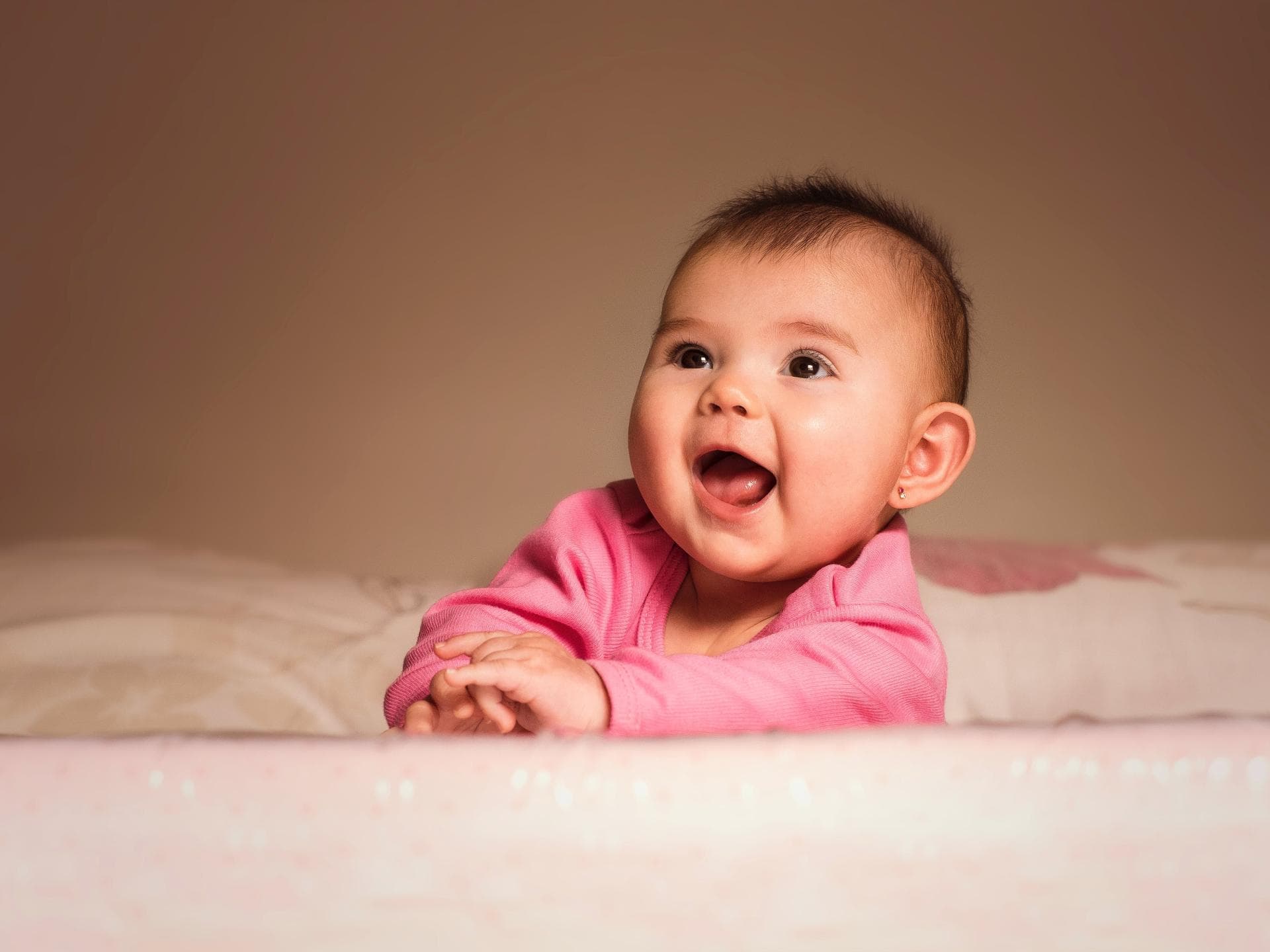 Zeitlose Mädchennamen – so wunderschön! Ein kleines Baby, das lächelt ...