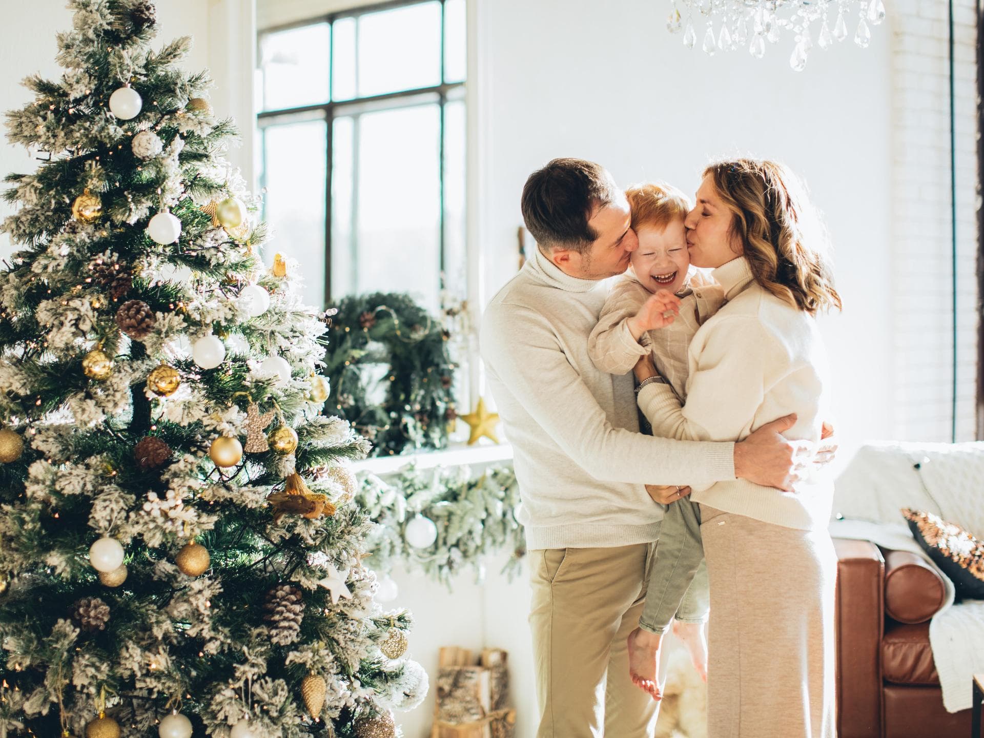 Familie feiert Weihnachten mit Kind