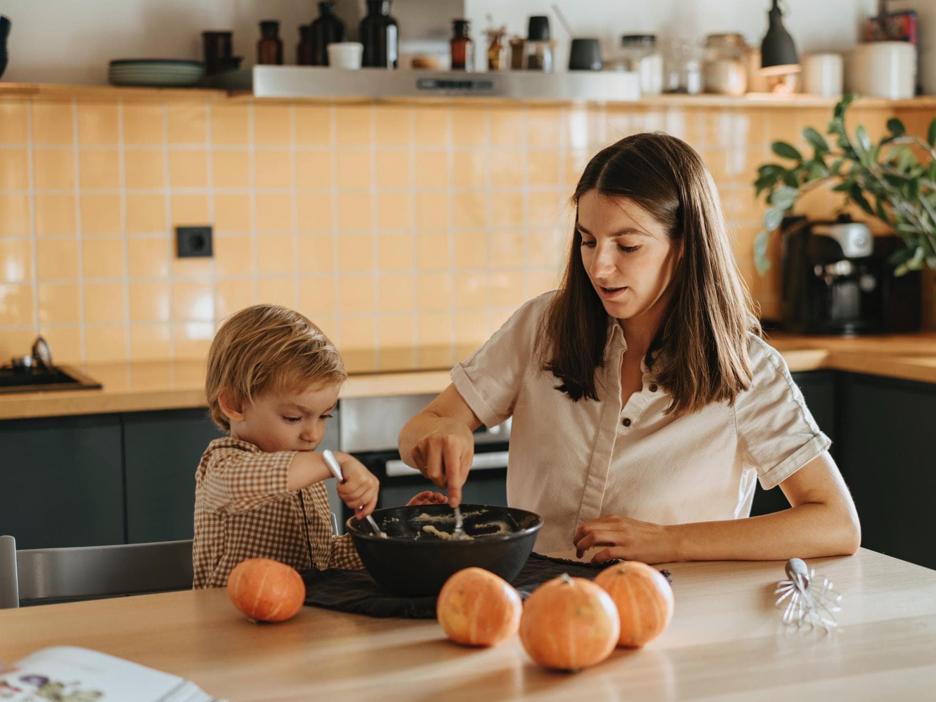 Eine Mama kocht mir ihrem Sohn nach Montessori. Eine Mama kocht mir ihrem Sohn nach Montessori.