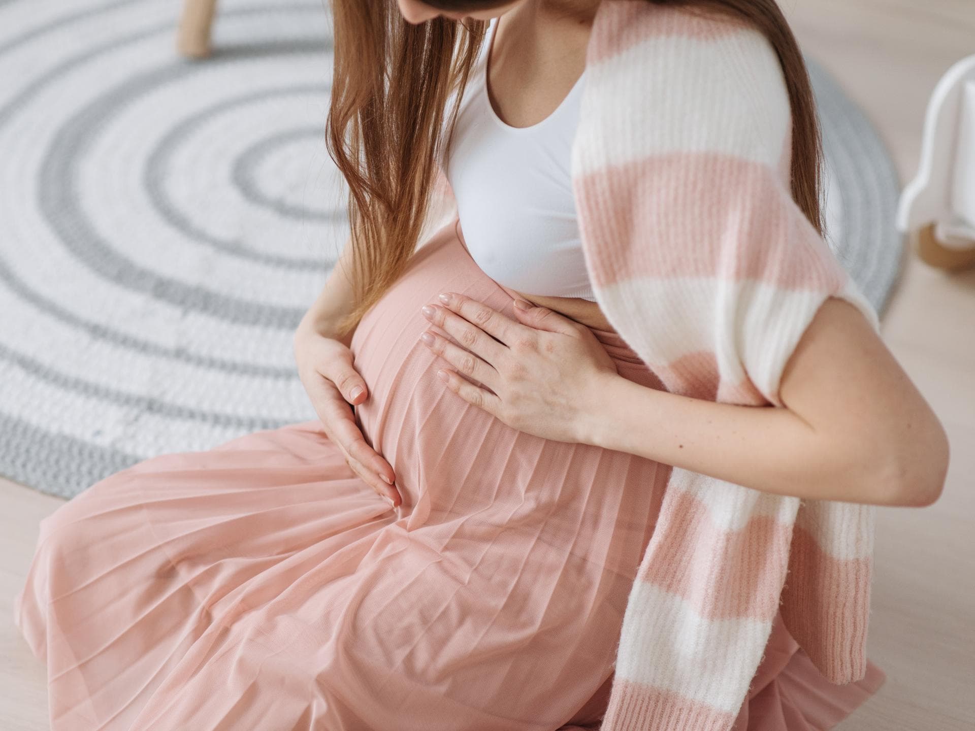 Schwangere Frau mit Babybauch und Vorderwandplazenta auf der Suche nach Kindsbewegungen.