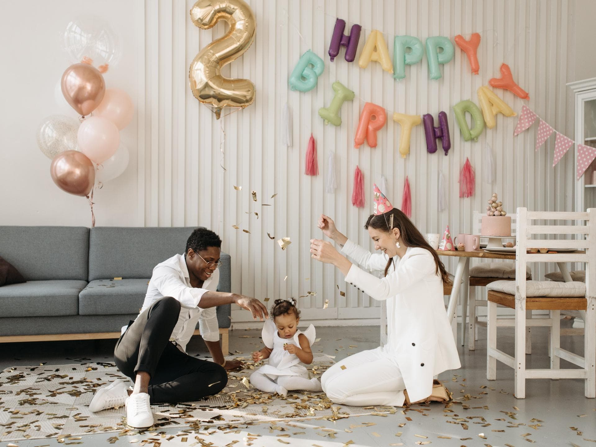 Eine kleine 3-köpfige Familie feiert den 2. Geburtstag.
