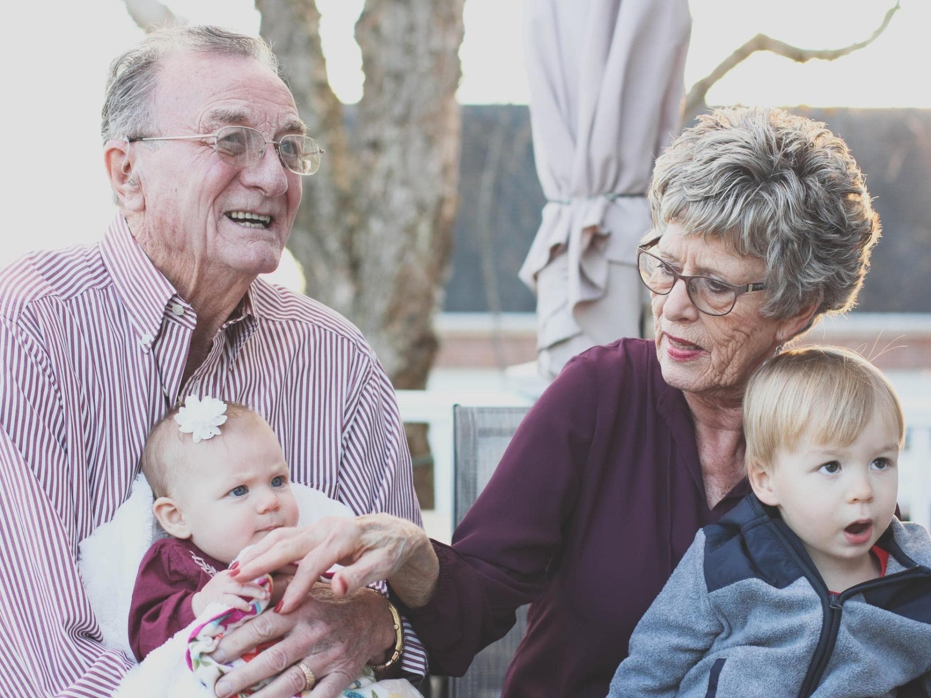 Oma und Opa mit ihren kleinen Enkeln