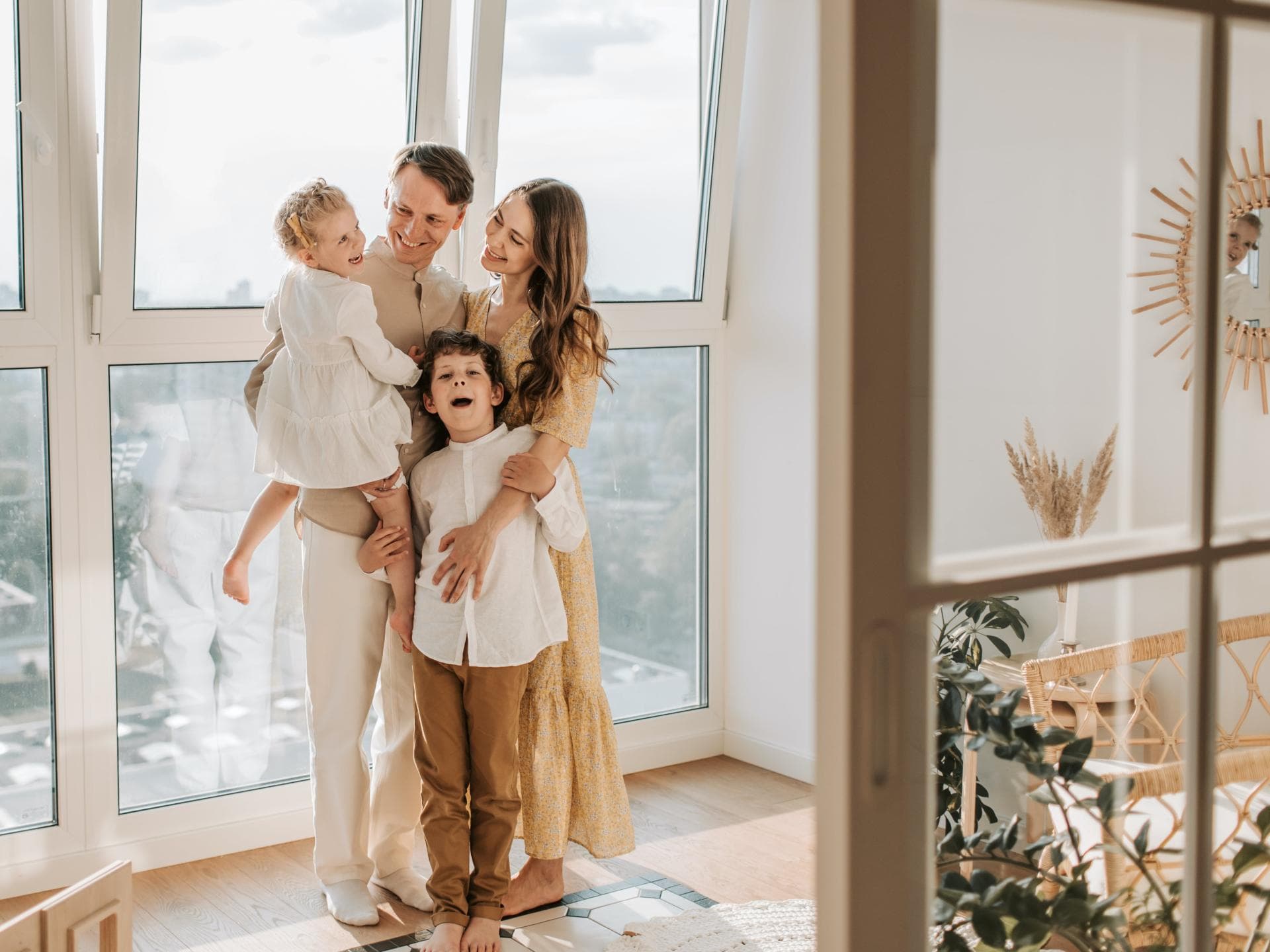 Glückliche Familie in ihrem Stadt-Appartement.