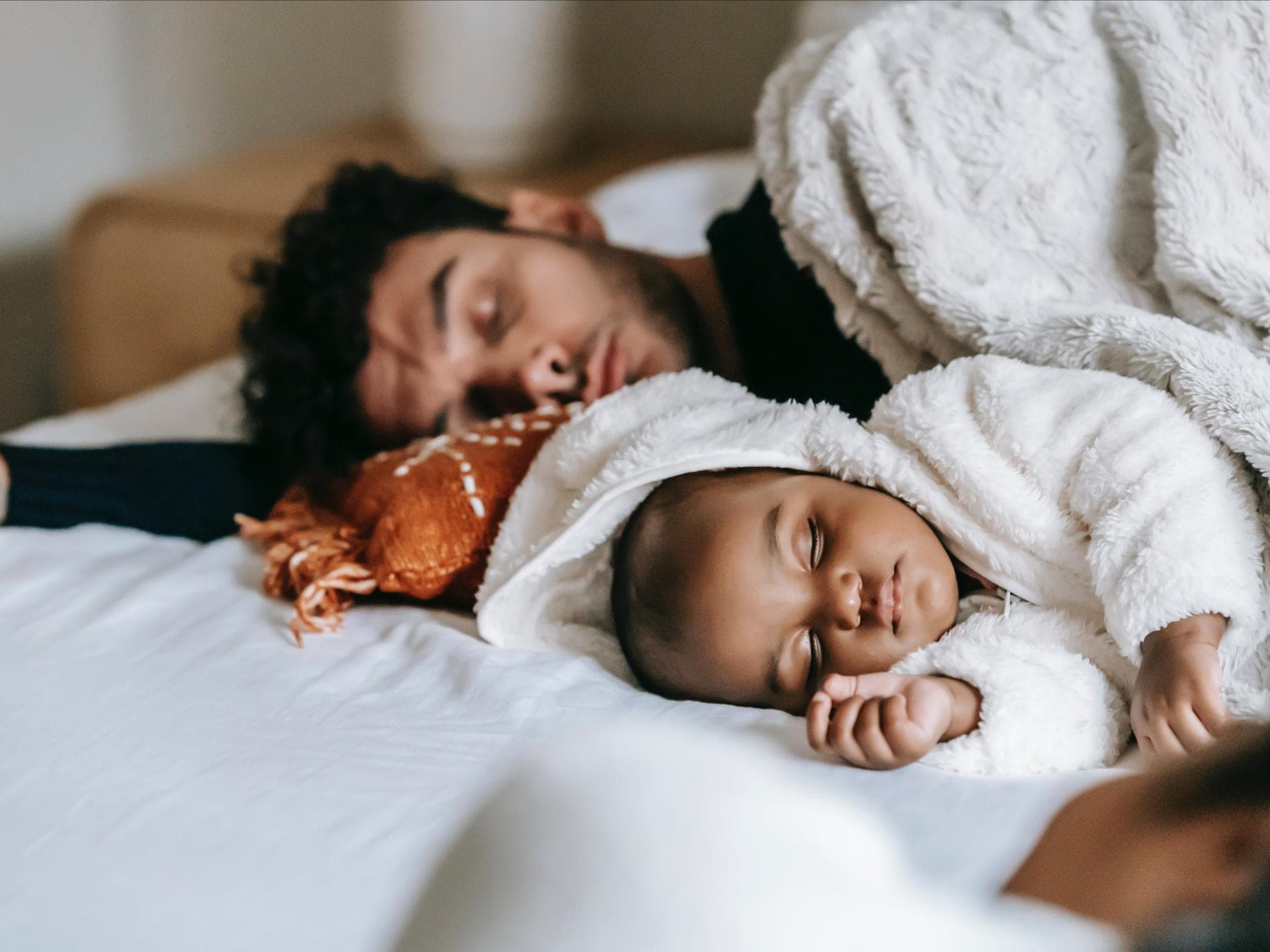 Papa und Baby im Wochenbett