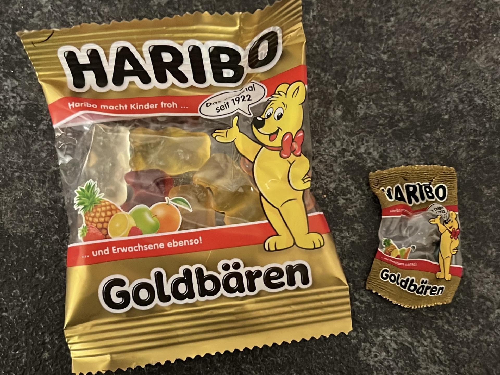 Nach zehn Minuten im Backofen (180 Grad Umluft) schrumpft die leere Gummibärchentüte wie von Zauberhand.