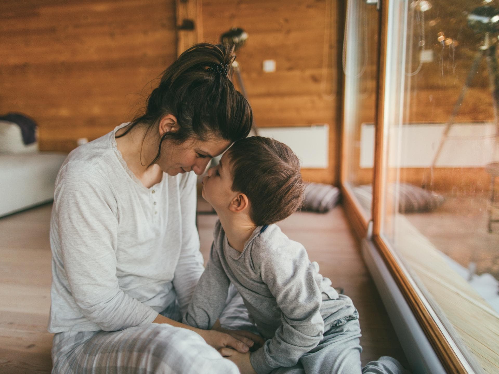 Mama und Sohn kuscheln.