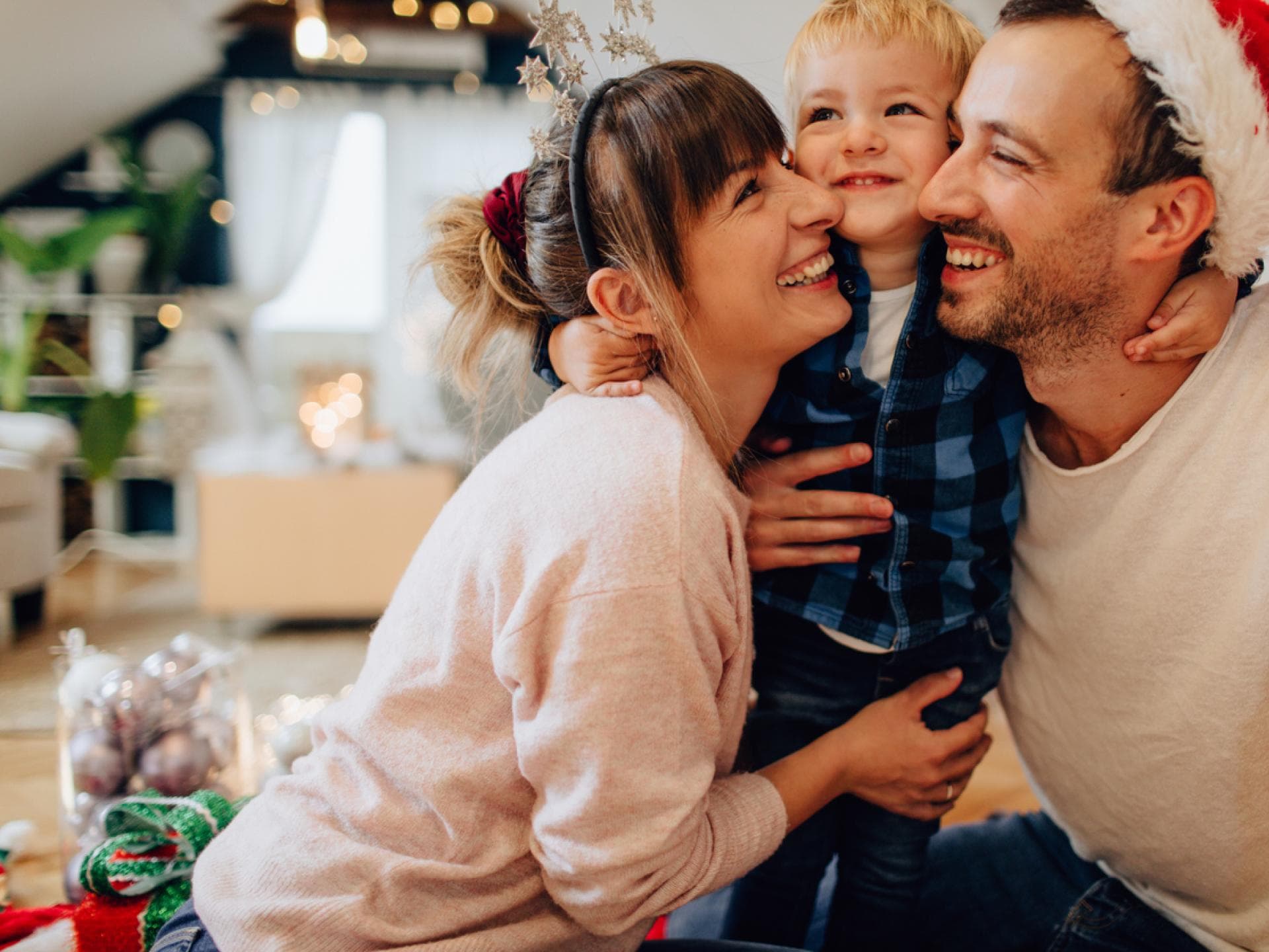 Eltern haben mit ihrem Kind an Weihnachten eine schöne Zeit