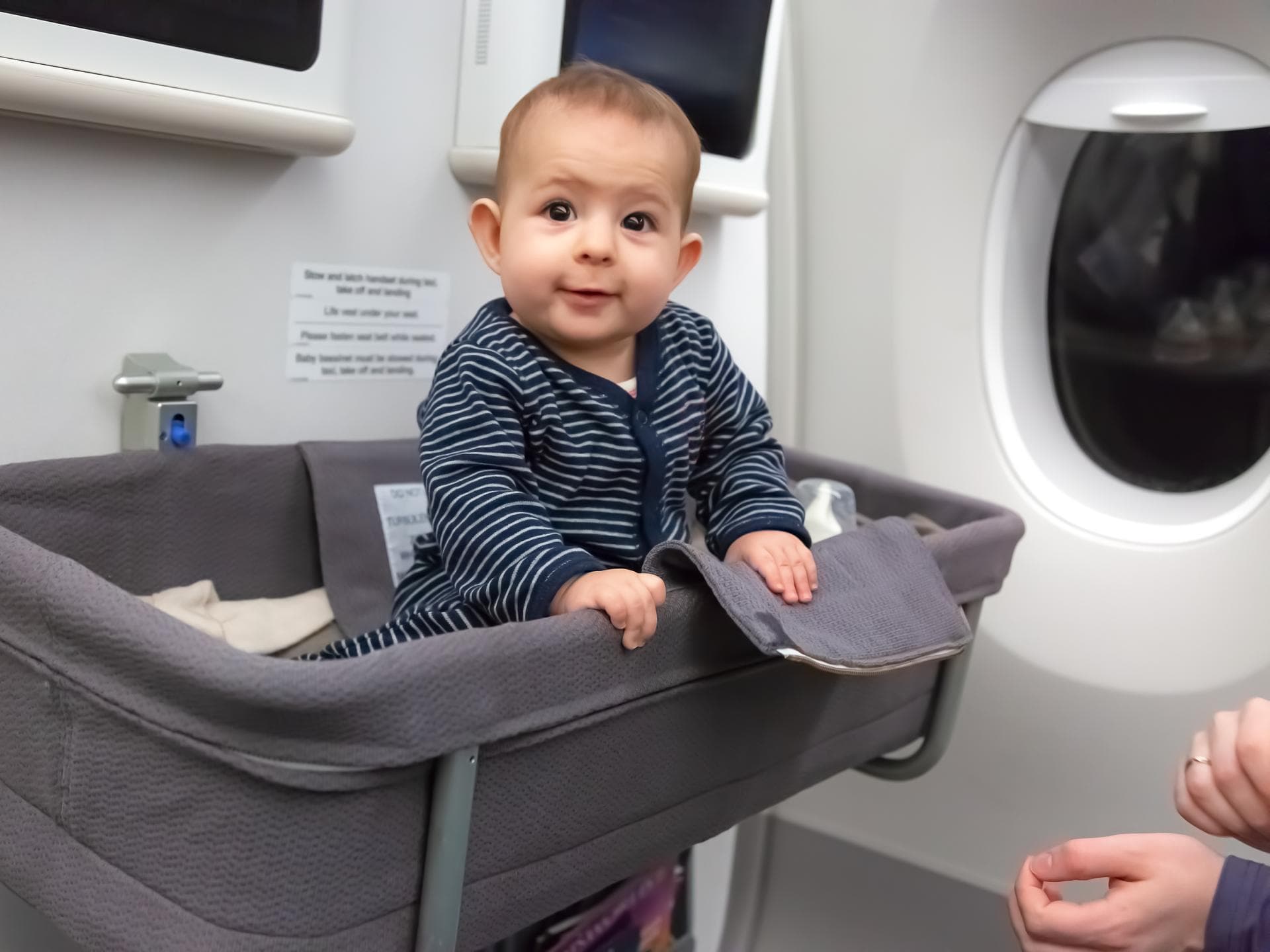 Ein Baby im Flugzeug-Bassinet Babys können im Flugzeug ein Bassinet bekommen.