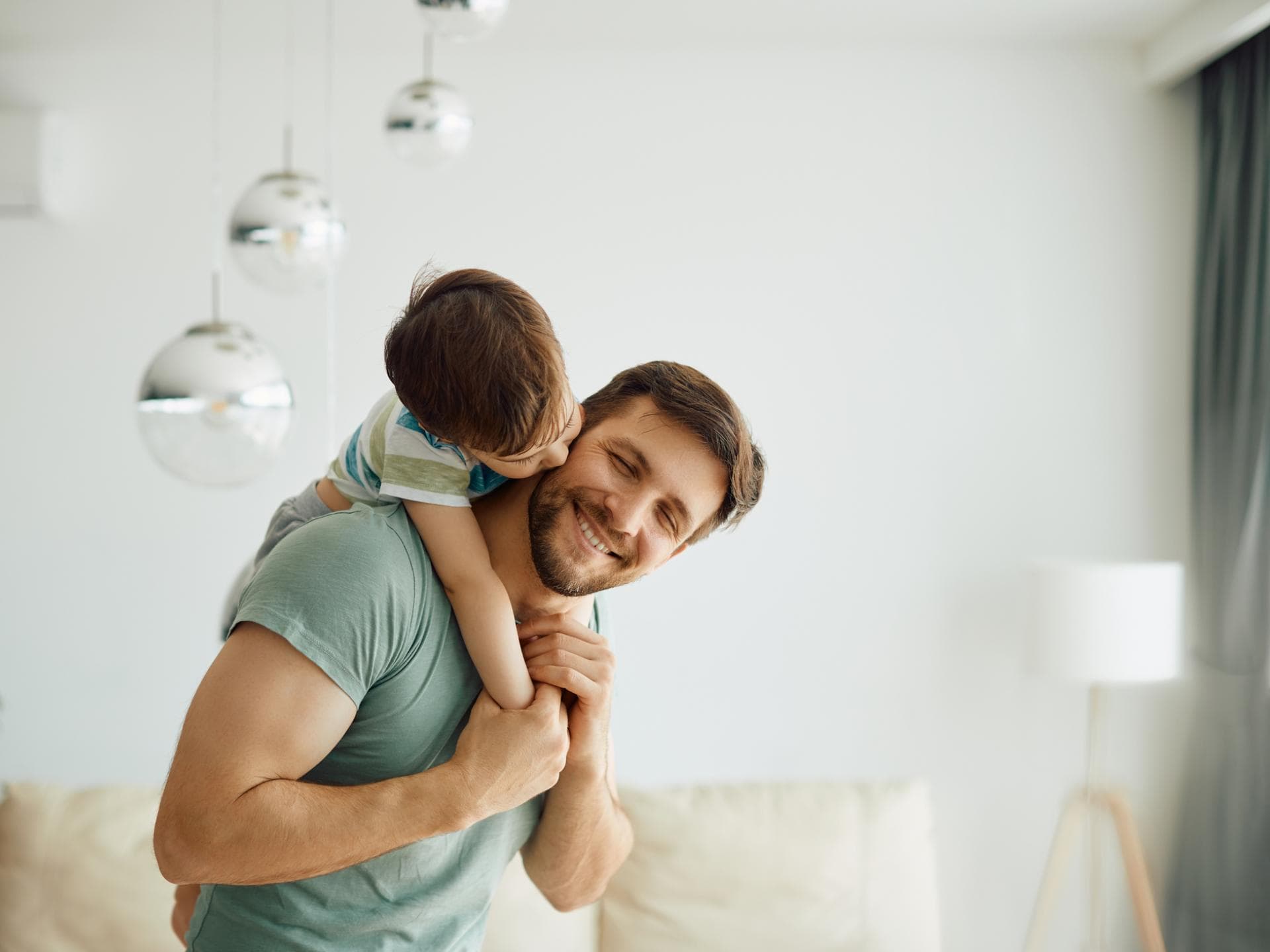 Kinder von ängstlichen Väter sind oft klüger. Vater trägt seinen Sohn auf dem Rücken.