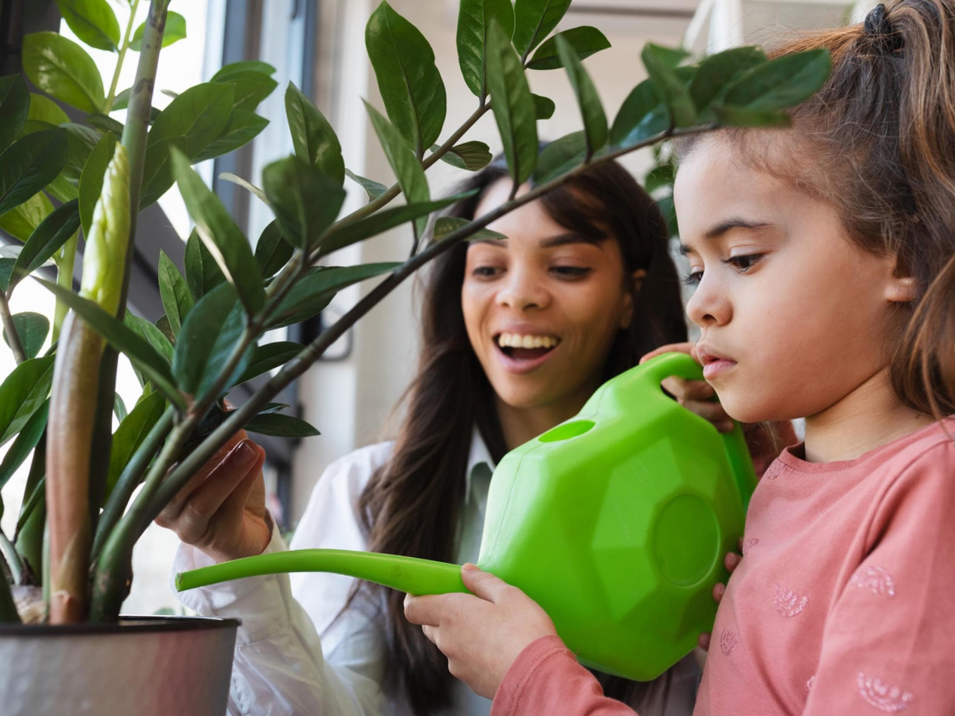 Gießkannen-Eltern überschütten ihre Kinder mit Lob. Gießkannen-Eltern überschütten ihre Kinder mit Lob.