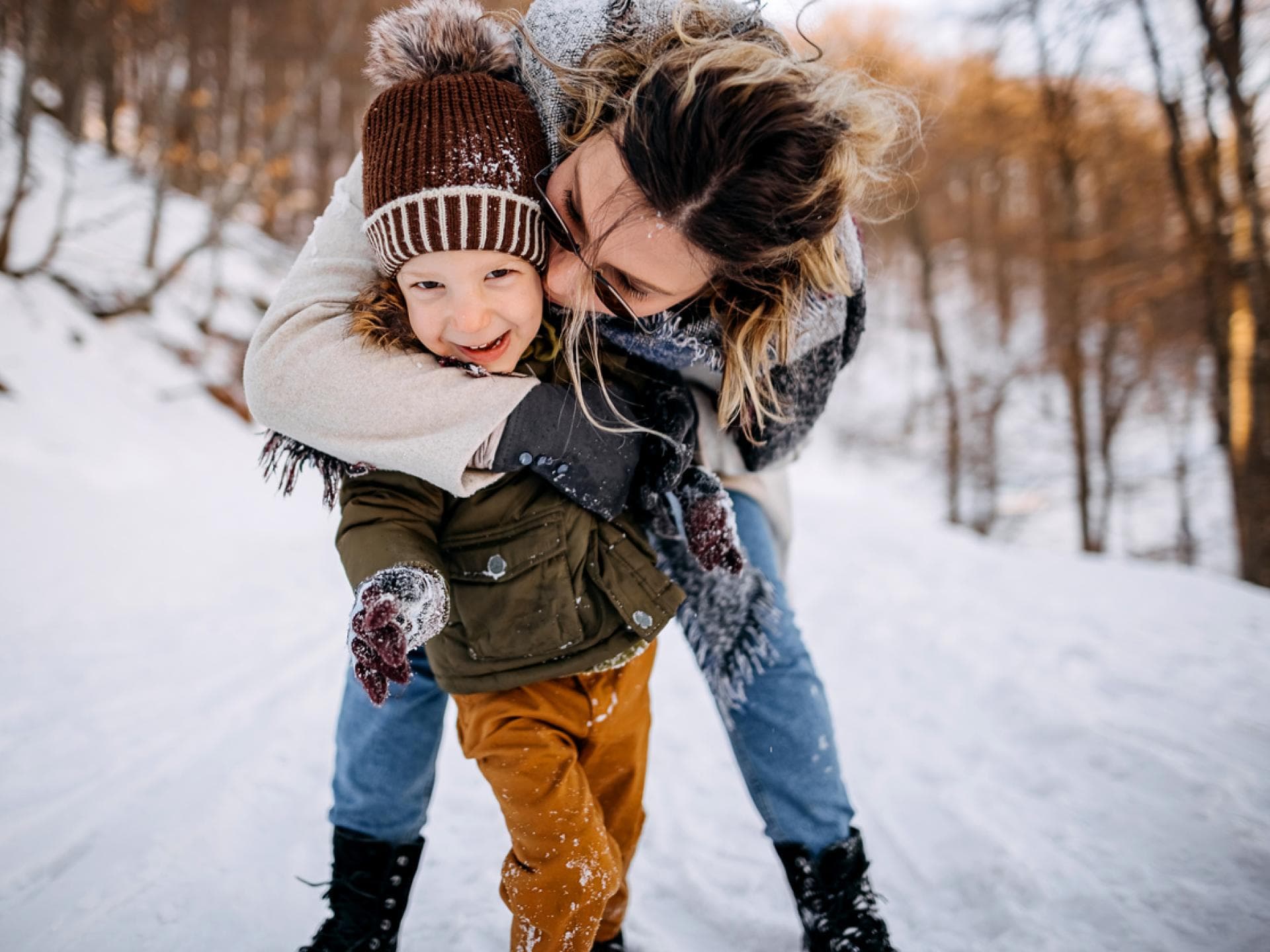 Mutter und Sohn im Schnee: Schneepflug-Eltern räumen den Kindern alle Hindernisse aus dem Weg. 