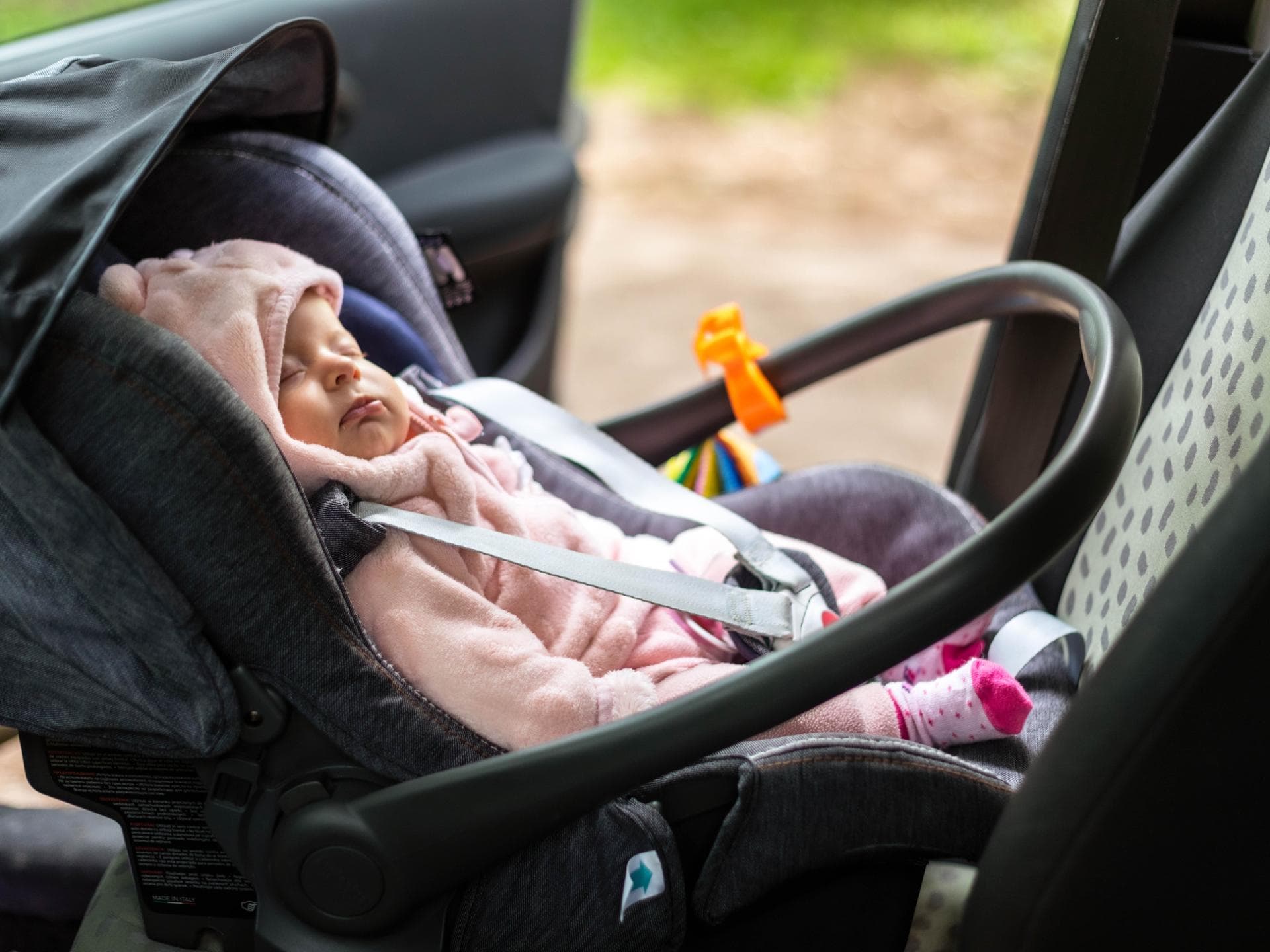 Wie sicher ist es wirklich für Babys im Auto zu schlafen? Ein Baby, das im Auto eingeschlafen ist.