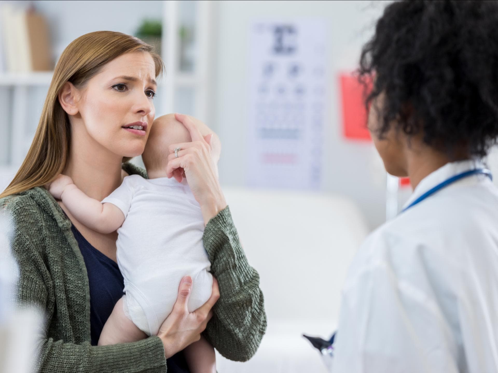 Eine Mutter steht mit ihrem Baby auf dem Arm in der Notfallambulanz. Eine Mutter steht mit ihrem Baby auf dem Arm in der Notfallambulanz.