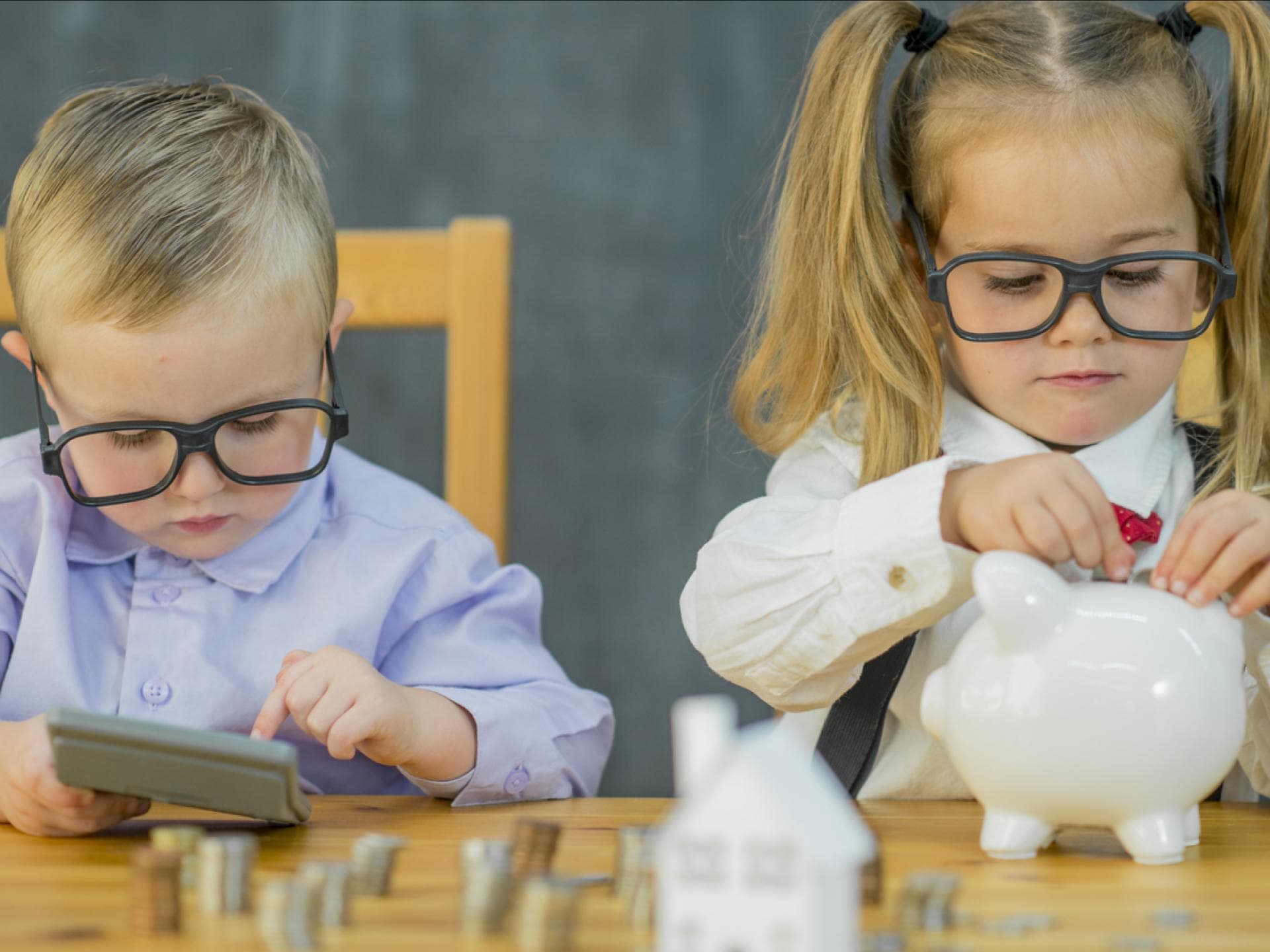 Kinder füllen ihre Spardosen.