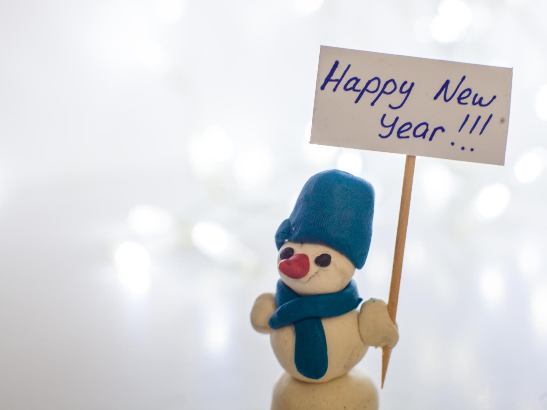 Schneemannfigur mit Neujahrsgruß.