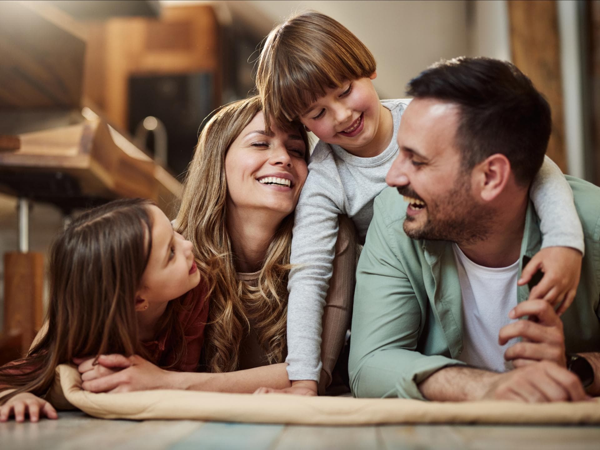 Glückliche Familie kuschelt.