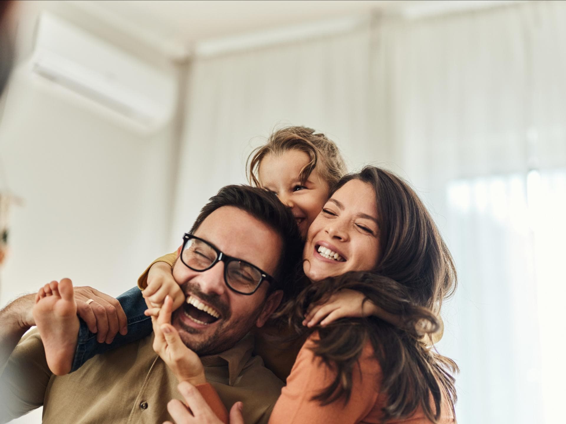 Glückliche Familie genießt Zeit zu dritt.