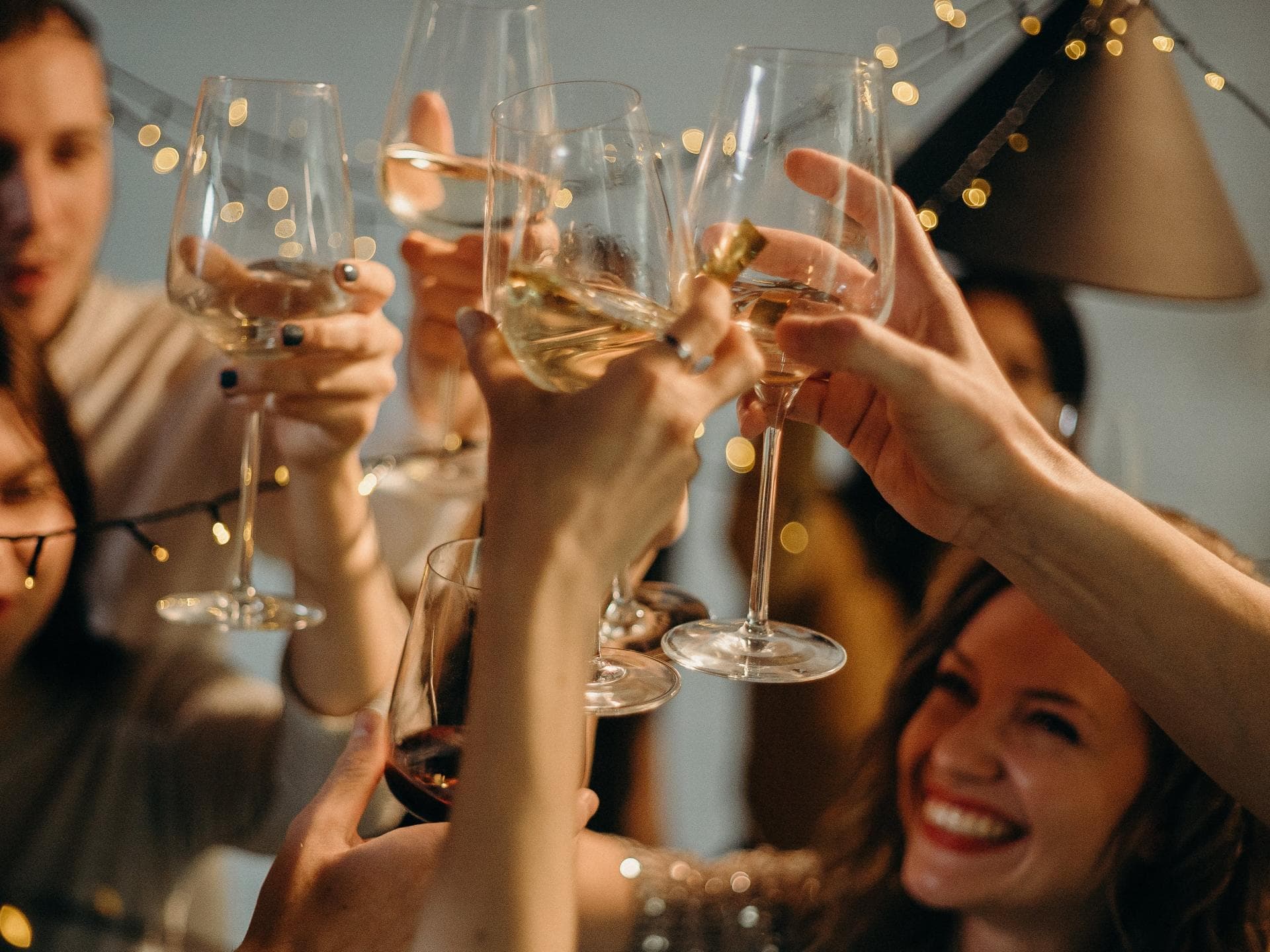 Ein paar Freunde stoßen mit alkoholfreiem Sekt auf das Neue Jahr an. Ein paar Freunde stoßen mit alkoholfreiem Sekt auf das Neue Jahr an.