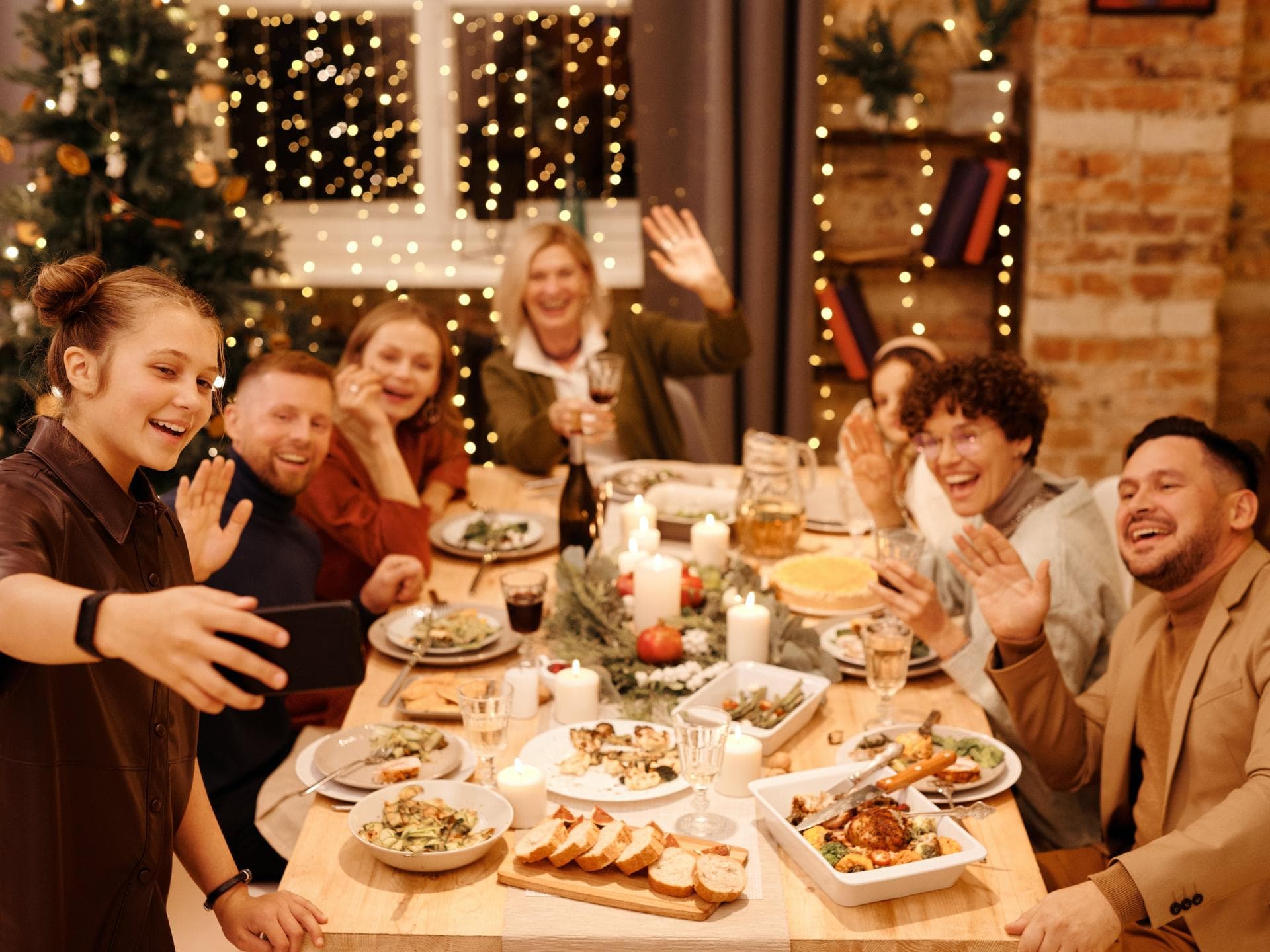 Eine Familie sitzt zusammen beim Abendessen. Eine Familie sitzt zusammen beim Abendessen.