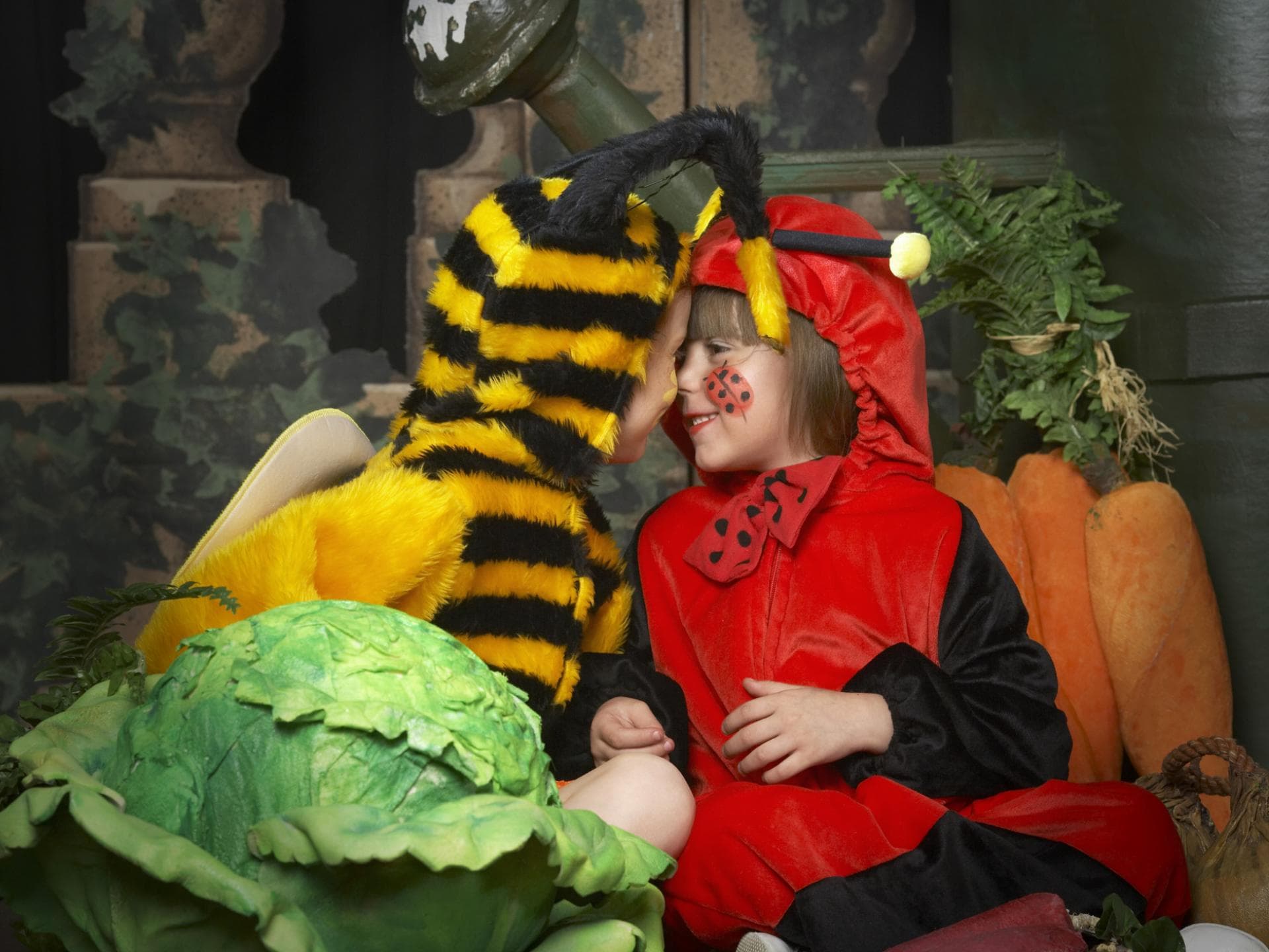 Zwei verkleidete Kinder zu Fasching: Mit Marienkafer-Schminkerei