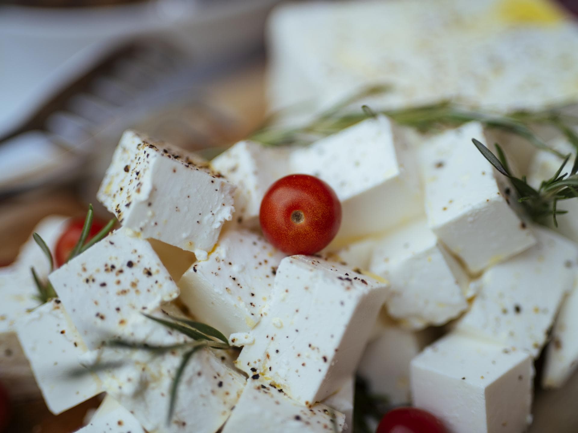 Viele Schwangere fragen sich, ob Feta in der Schwangerschaft erlaubt ist.