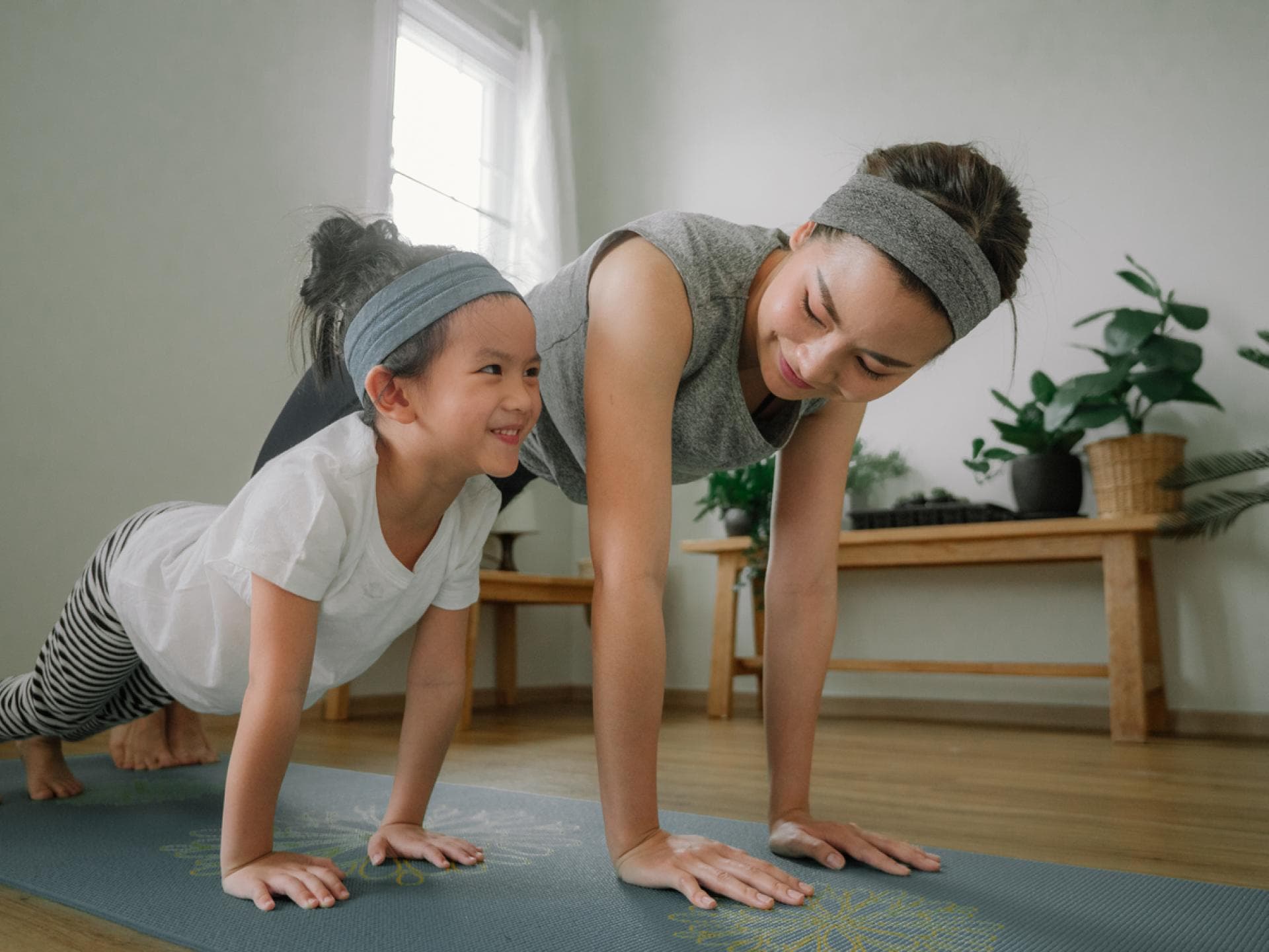 Mutter und Tochter beim Yoga.