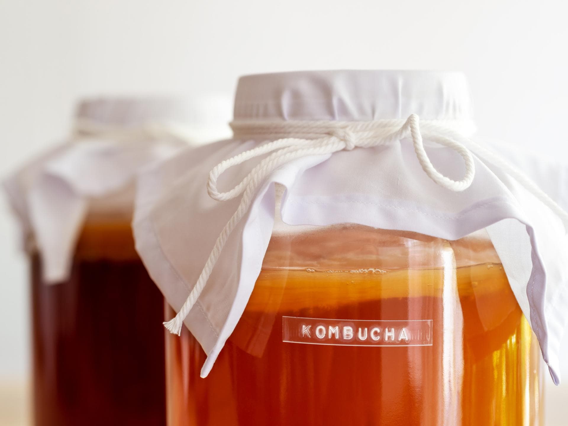 Kombucha gilt als sehr gesund – doch auch in der Schwangerschaft? Kombucha gilt als sehr gesund – doch auch in der Schwangerschaft?