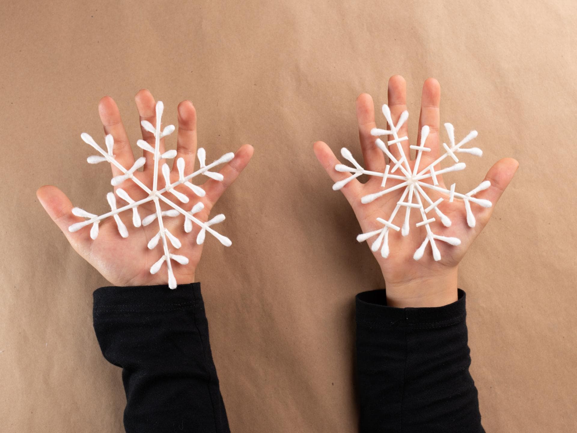 Schneeflocken aus Wattestäbchen