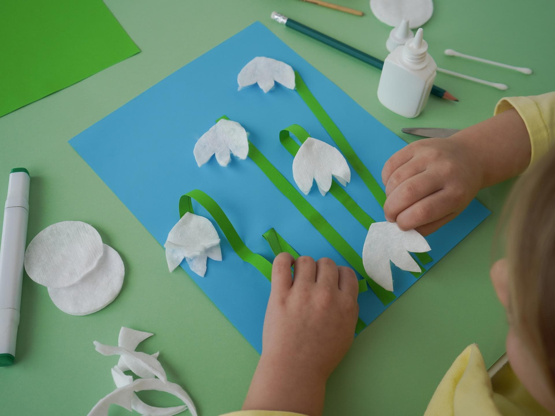 Schneeglöckchen basteln aus Tonpapier