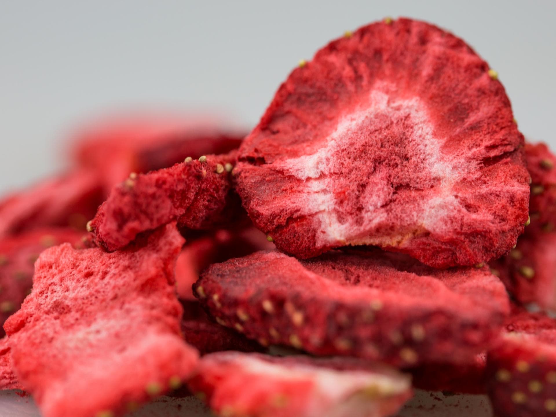Nahaufnahme von gefriergetrockneten Erdbeeren 