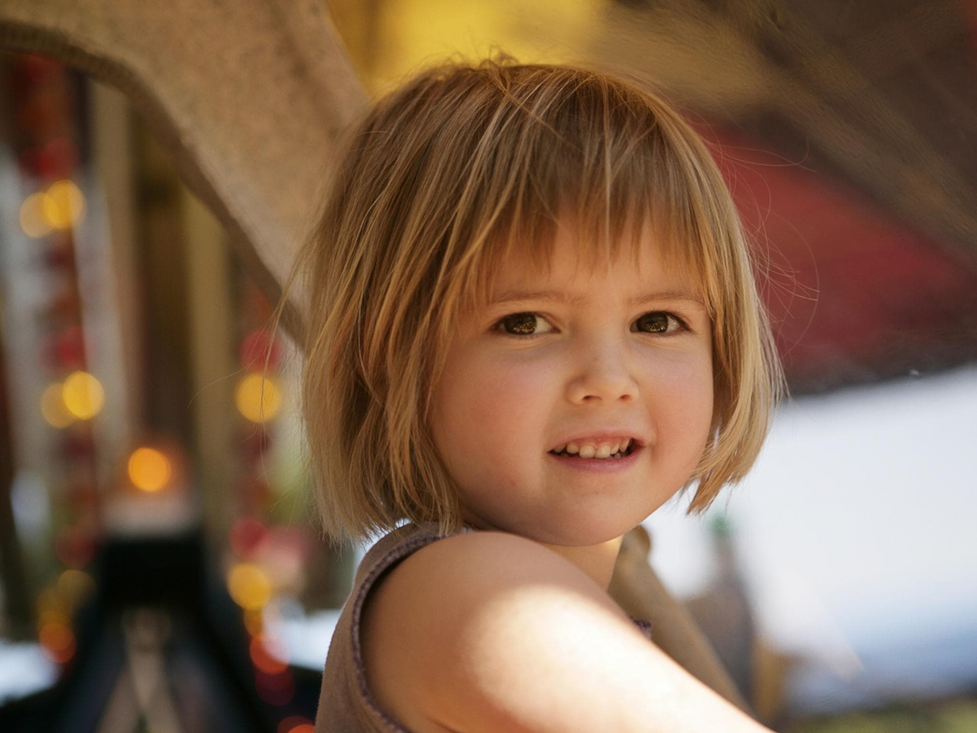 Kleines Mädchen mit kurzer Bobfrisur und Pony.