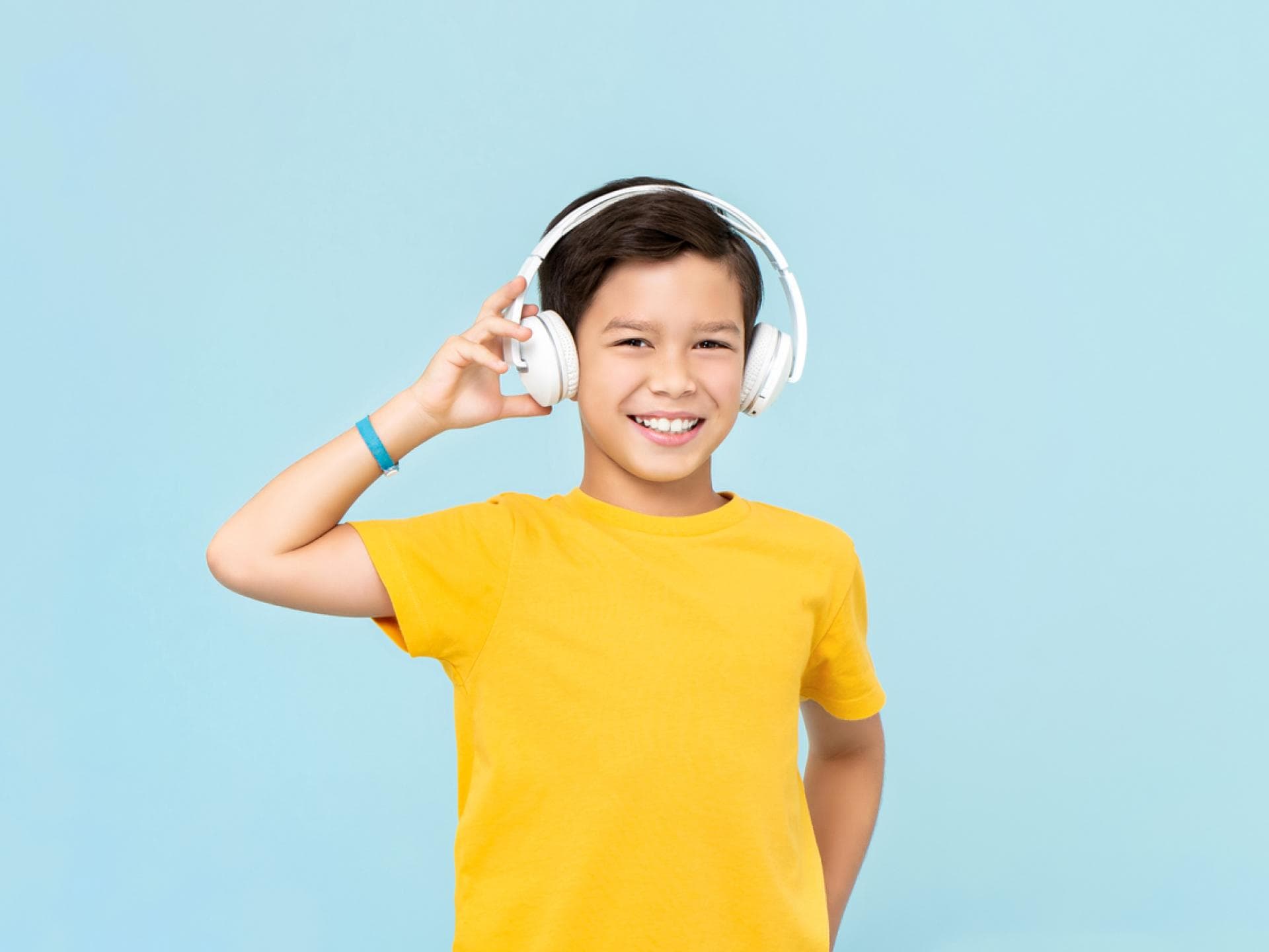 10-jähriger Junge hört Musik mit Headphones. 10-jähriger Junge hört Musik mit Headphones.
