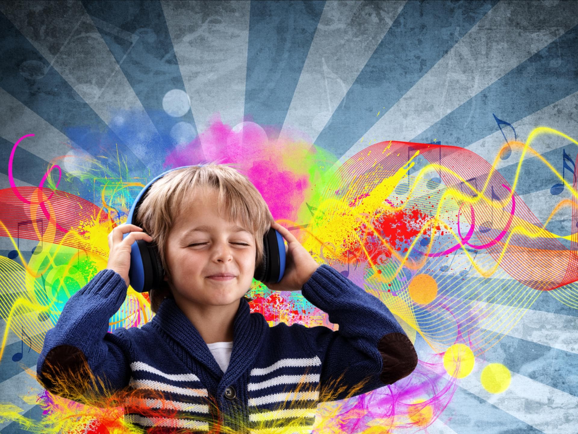 Junge hört Musik über seine Kopfhörer. Junge hört Musik über seine Kopfhörer.