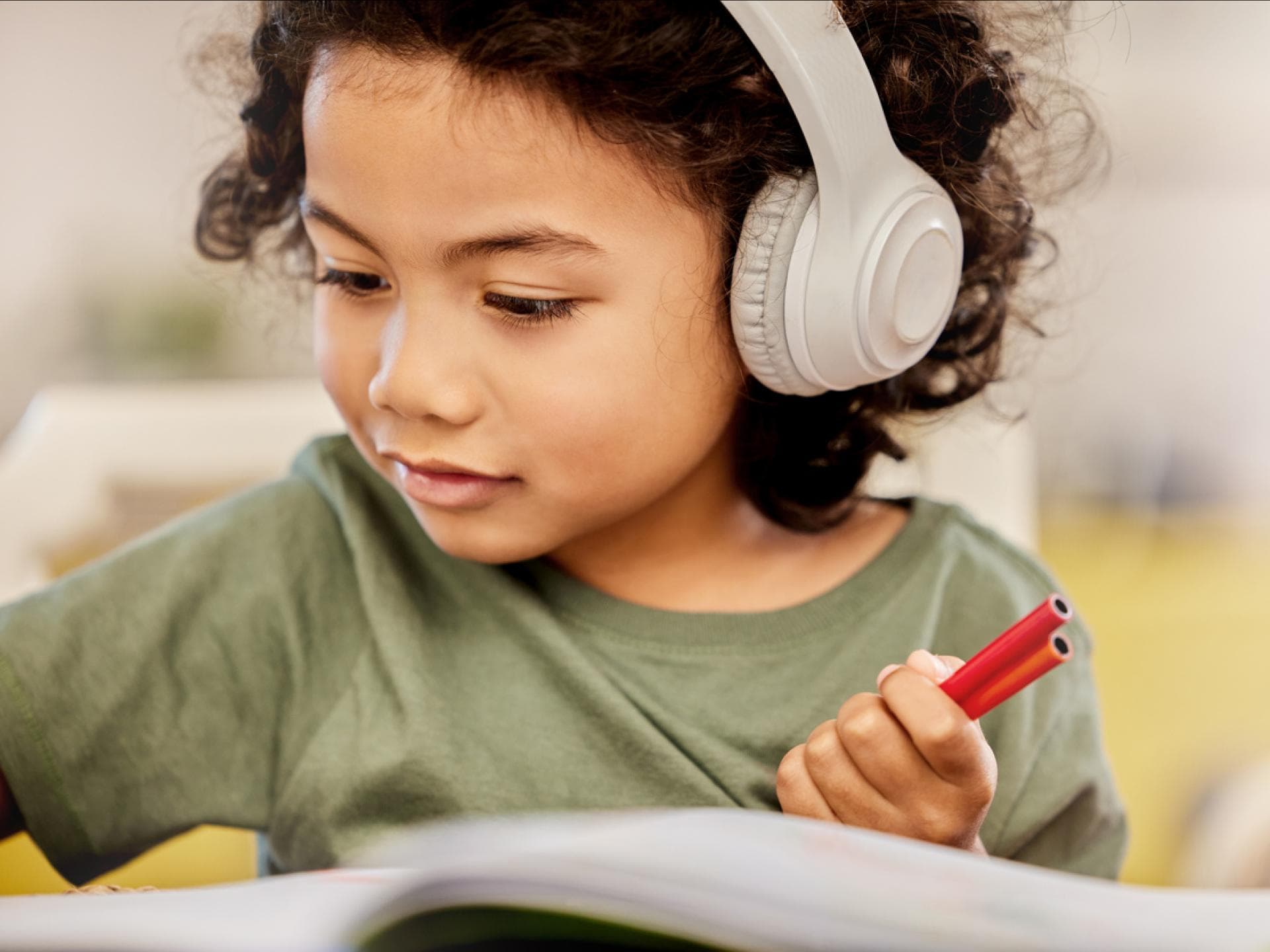 6-Jährige hört Musik beim Lernen.