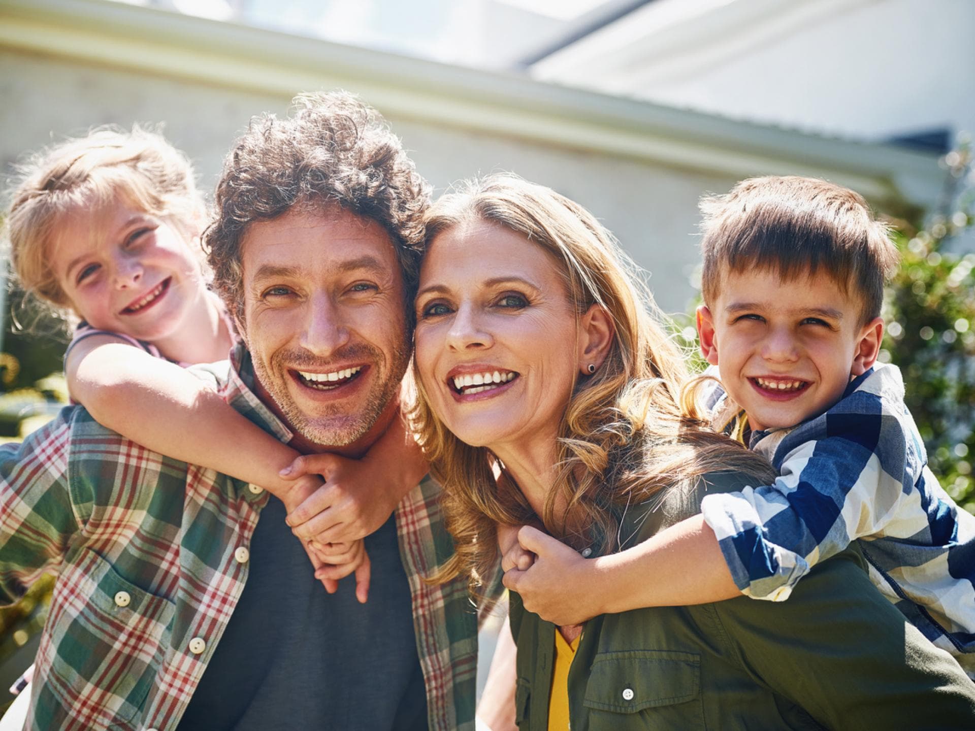 Glückliche Familie: Mama, Papa, Tocher und Sohn. Glückliche Familie: Mama, Papa, Tocher und Sohn.