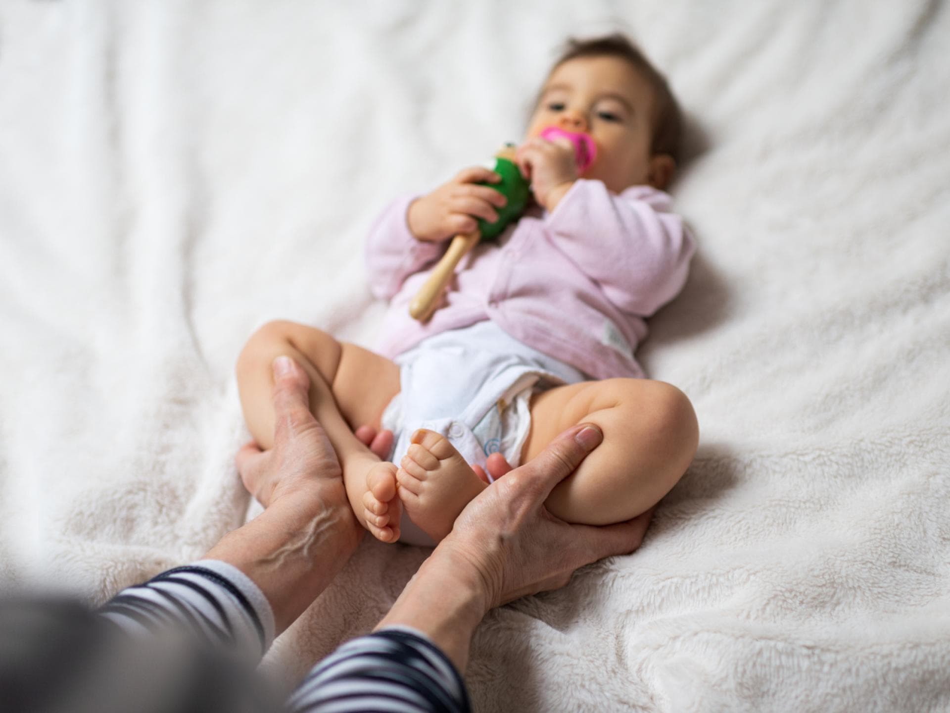 Baby trägt Spreizhose.