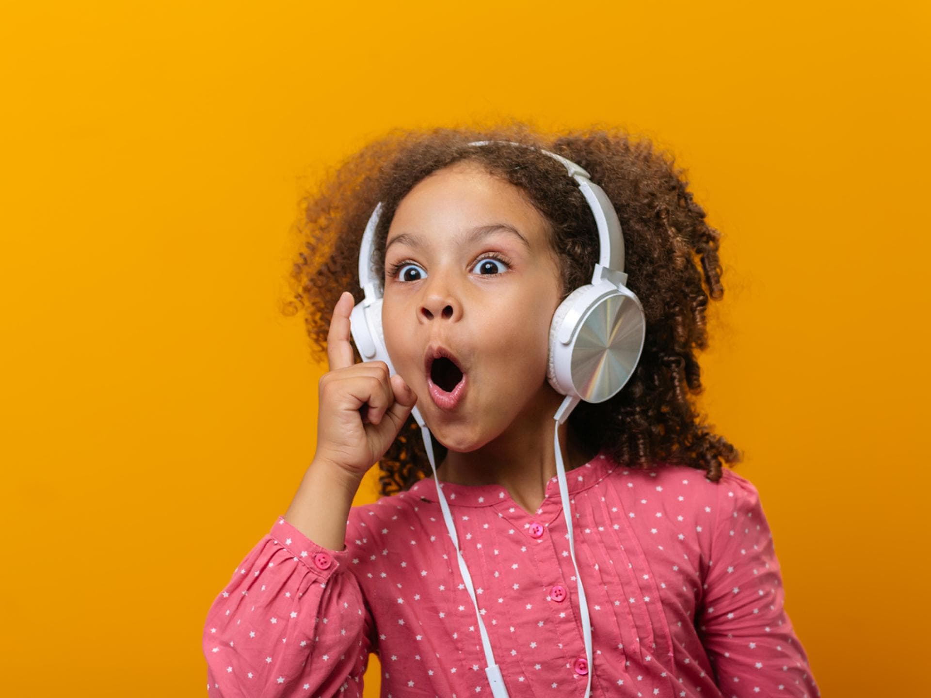 Kleines Mädchen hört begeistert Musik mit Kopfhörern. Kleines Mädchen hört begeistert Musik mit Kopfhörern.