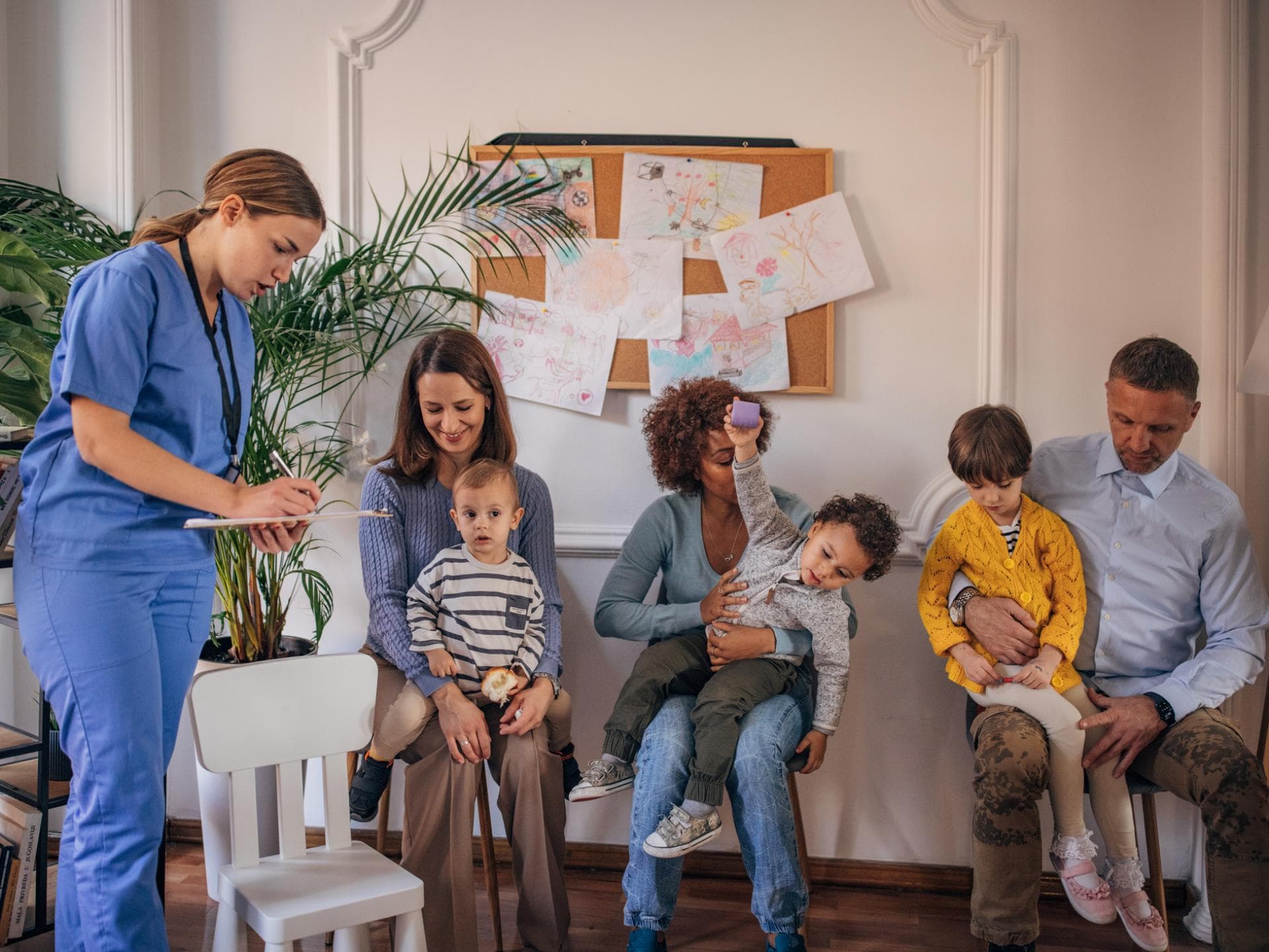 Volles Wartezimmer beim Kinderarzt.