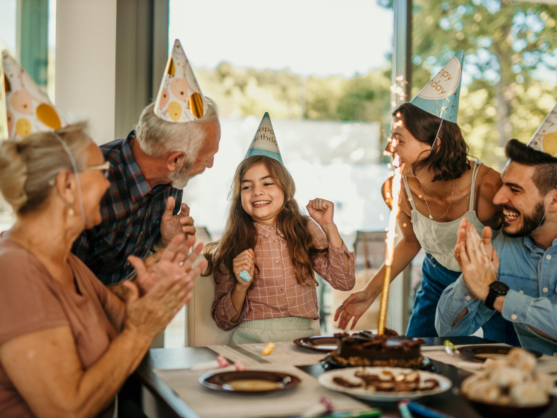 Familie feiert Jugendweihe der Tochter.