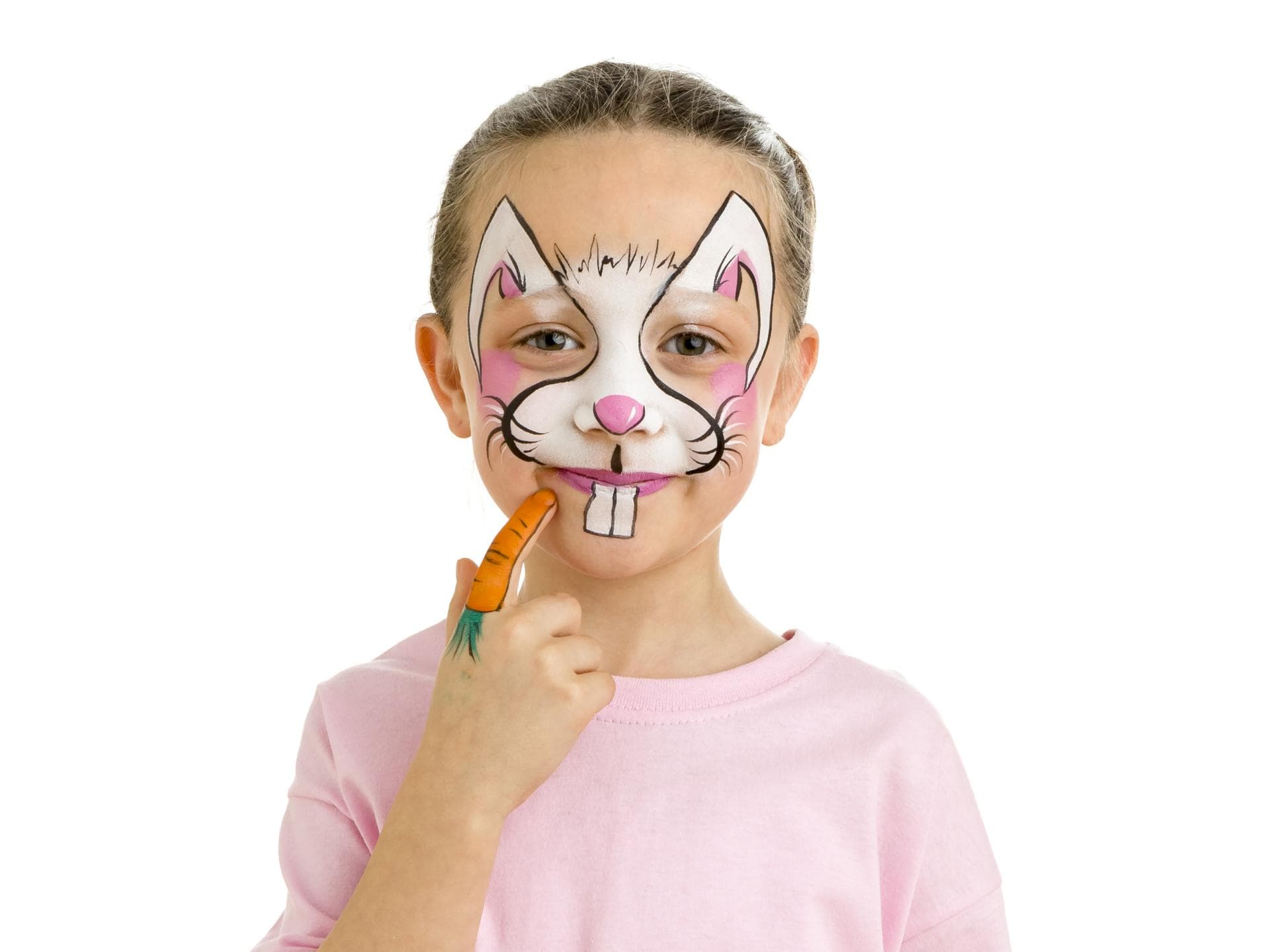 Ein junges Mädchen, das als Hase geschminkt wurde