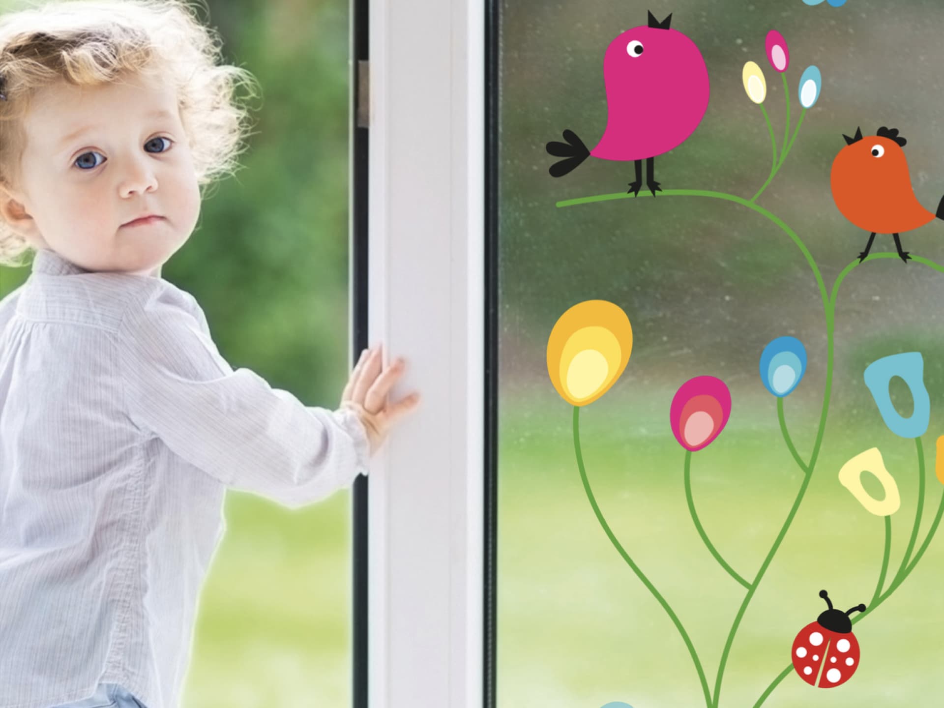 Kleinkind mit buntem Fensterbild.