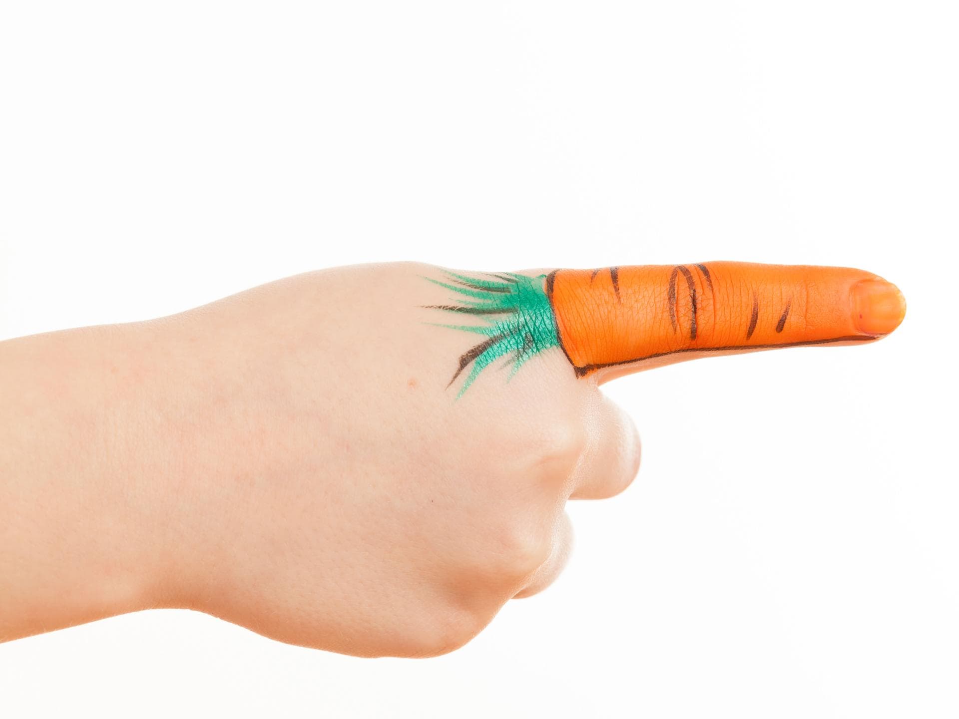 Ein Finger, auf den eine Möhre gemalt ist