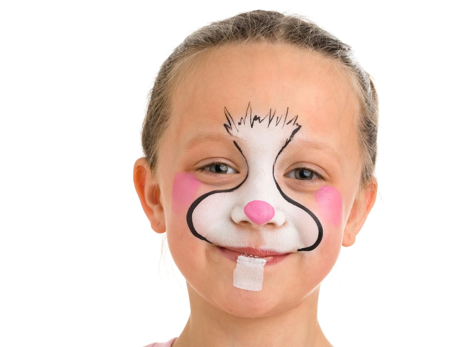 Ein junges Mädchen mit Hasen-Make-up im Gesicht.
