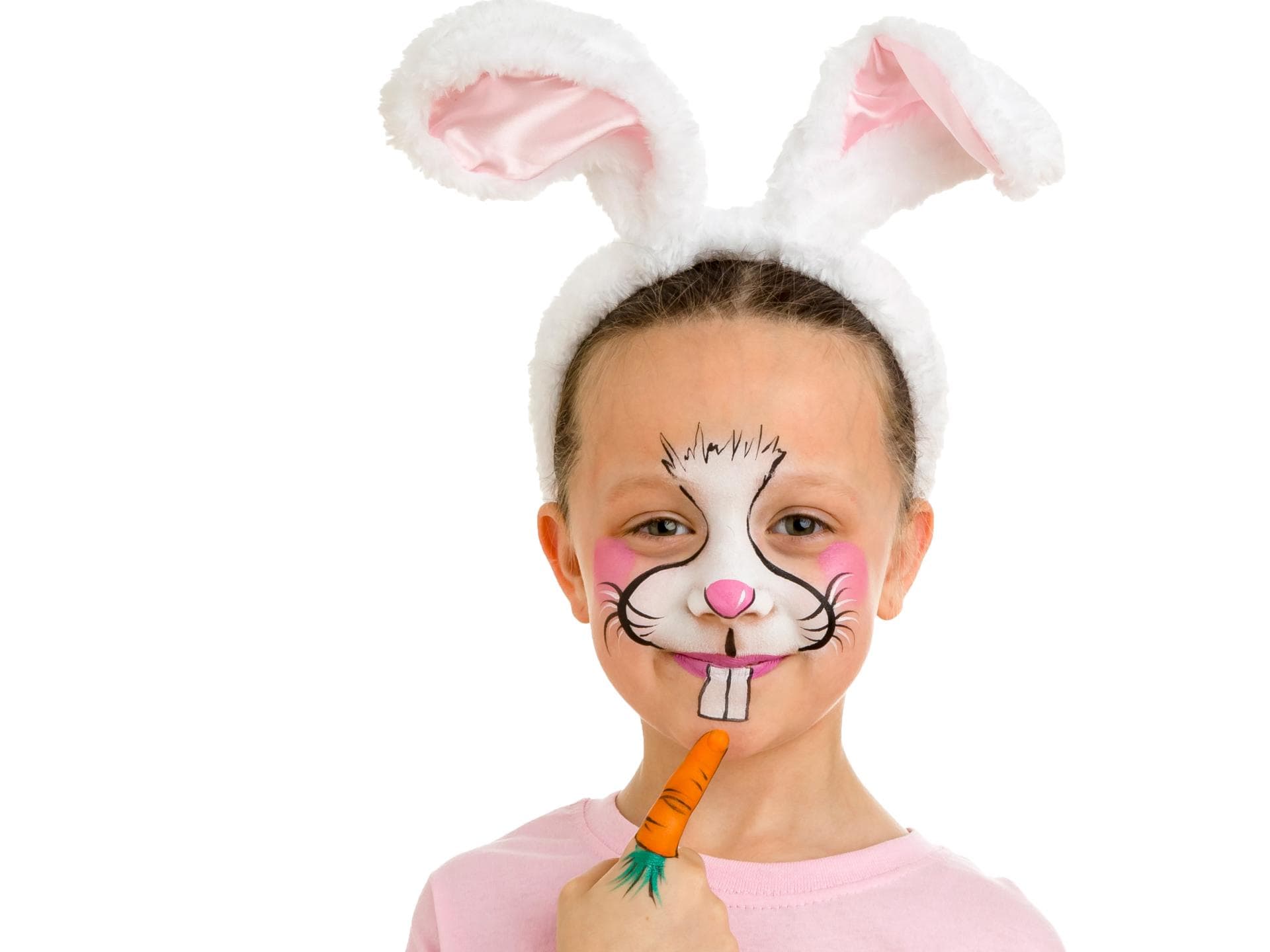 Ein junges Mädchen, das als Hase geschminkt wurde