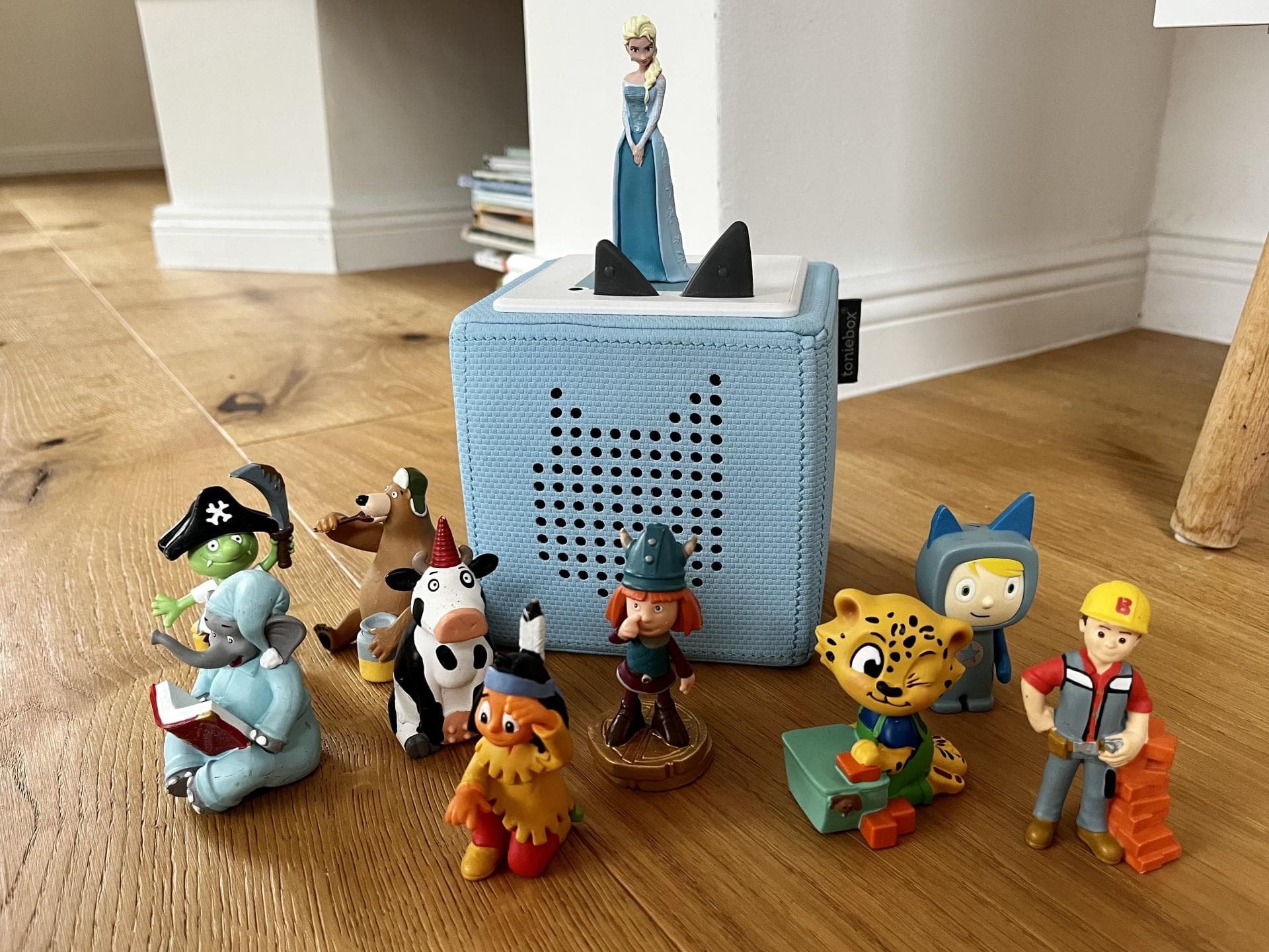Toniebox mit verschiedenen Tonies-Figuren 