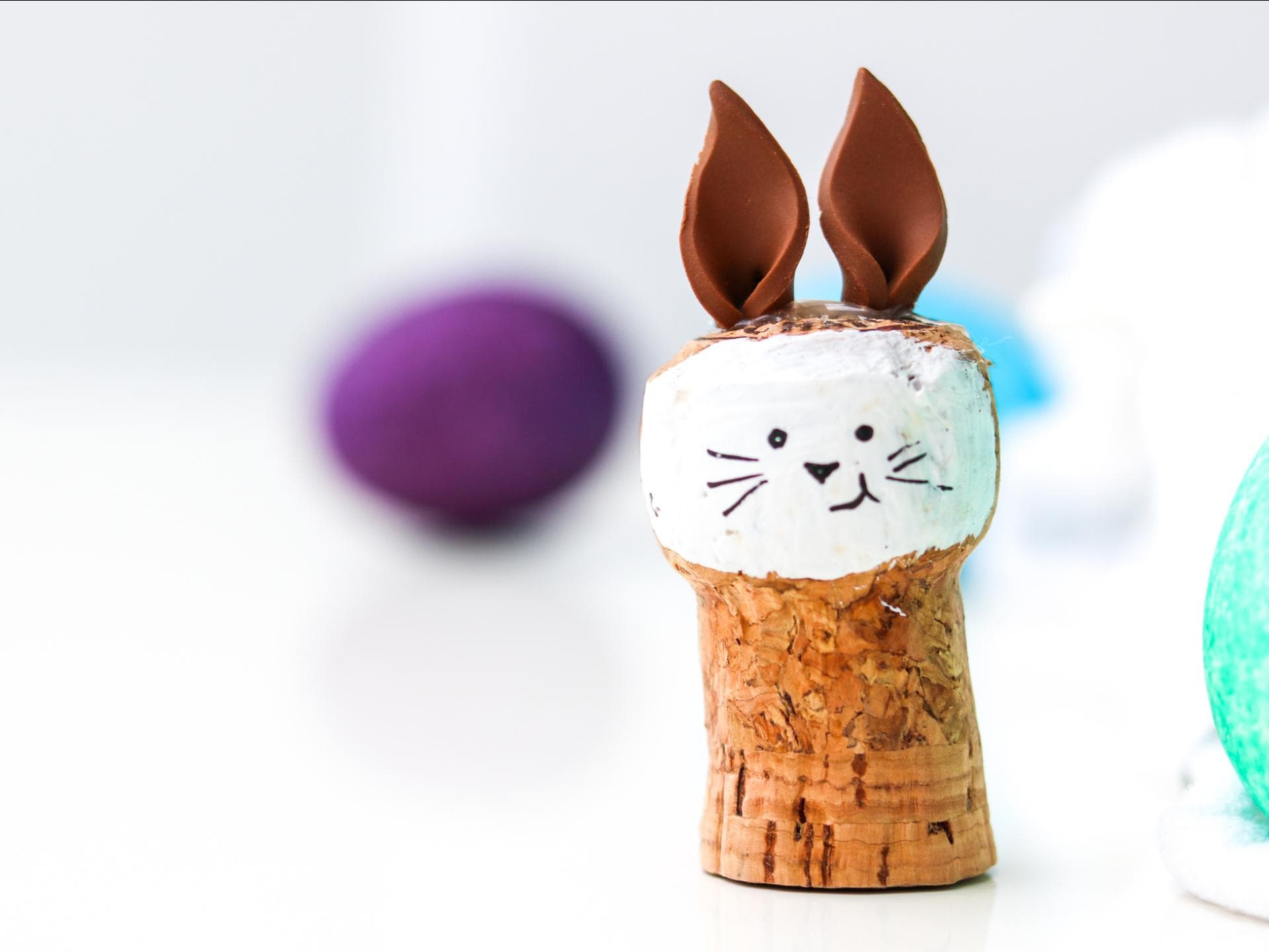Ein als Hase bemalter Korken